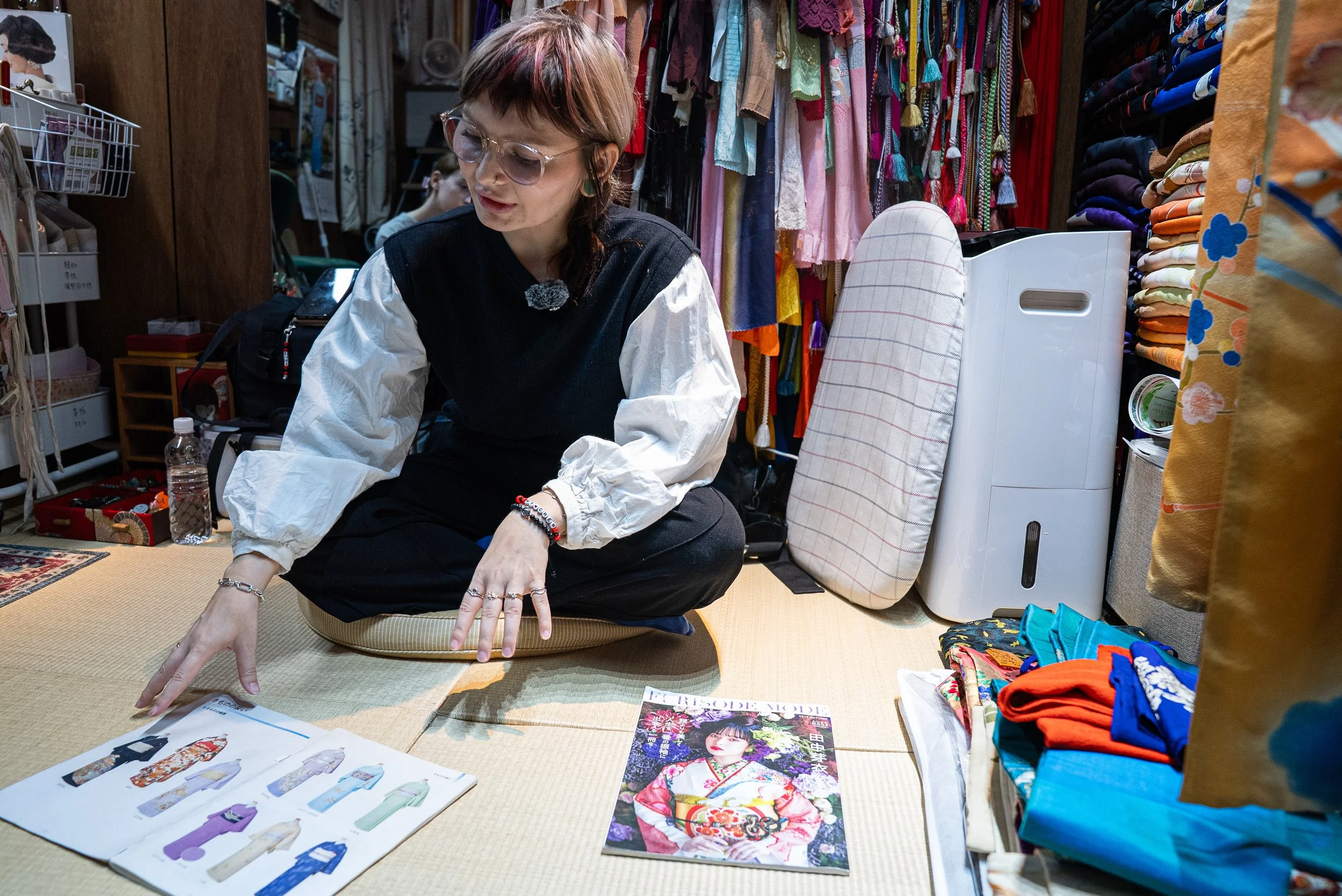 Before getting dressed, I will introduce you to the particular kimono you will be wearing for your photoshoot.

We will explore its formality, seasonality, patterns and fabrics, as well as any details that make the piece special.

I’ll be happy to an