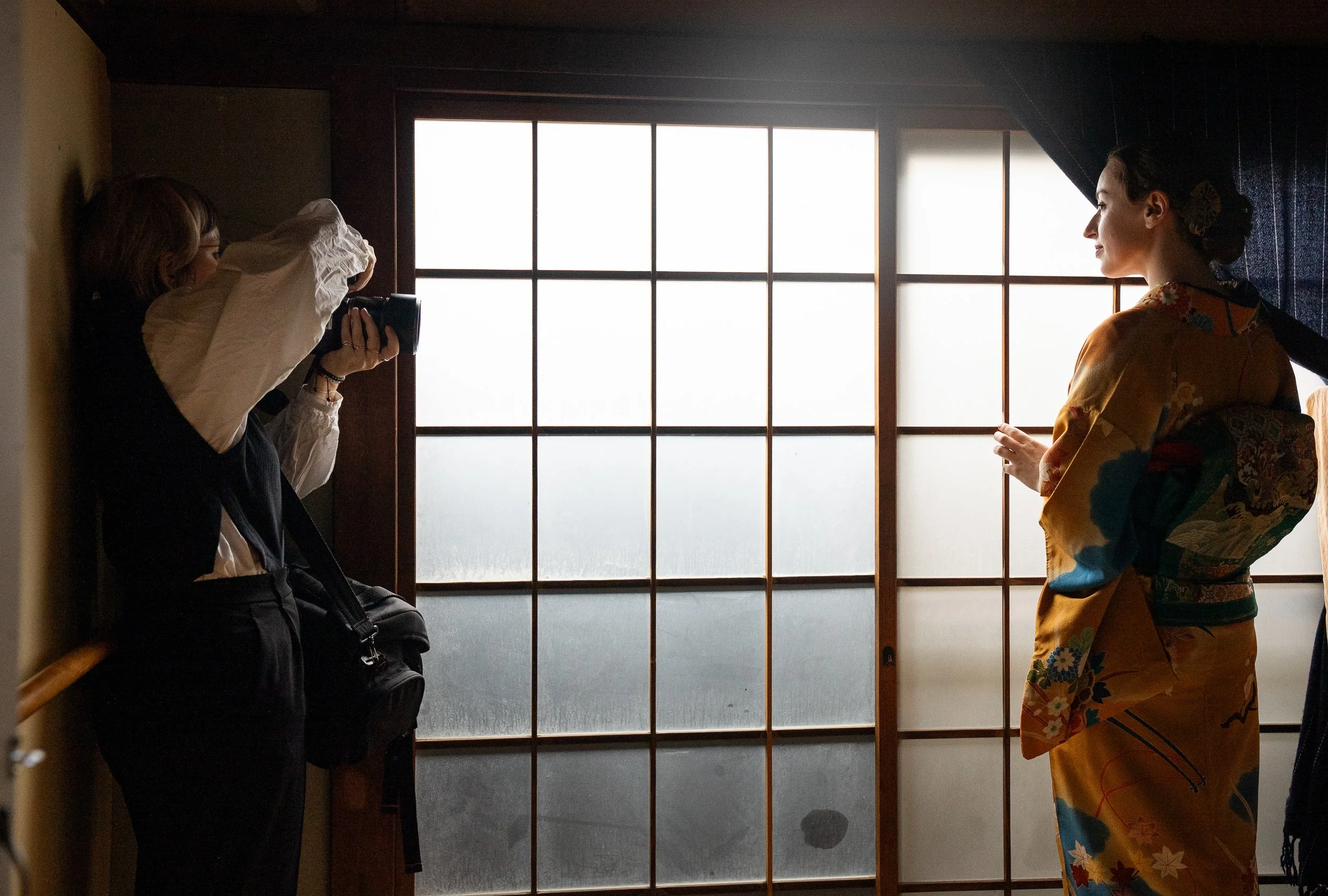 Now it’s time for your photoshoot!
We’ll discuss the mood and atmosphere you’re looking for, and I’ll recommend a location that complements your vision and kimono.
Photoshoots usually take place outdoors at scenic locations around my studio in Asakus