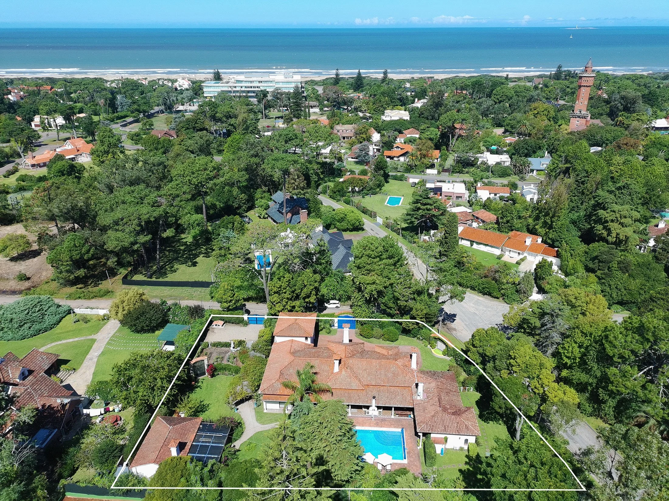 Punta del Este Center | Spacious 6 Bedroom Residence