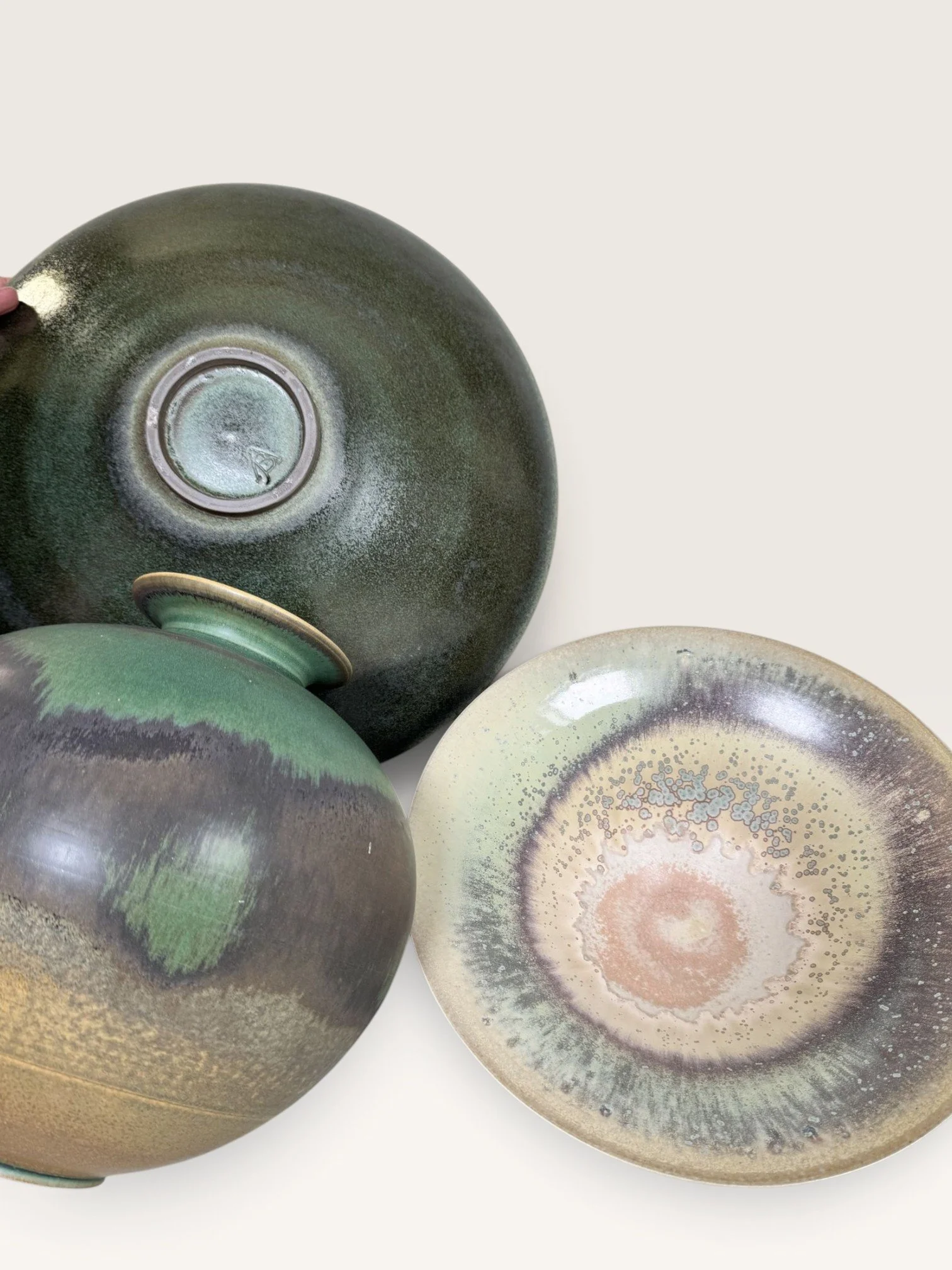 30_Celadon_Aubergine_Bowl_09.jpg