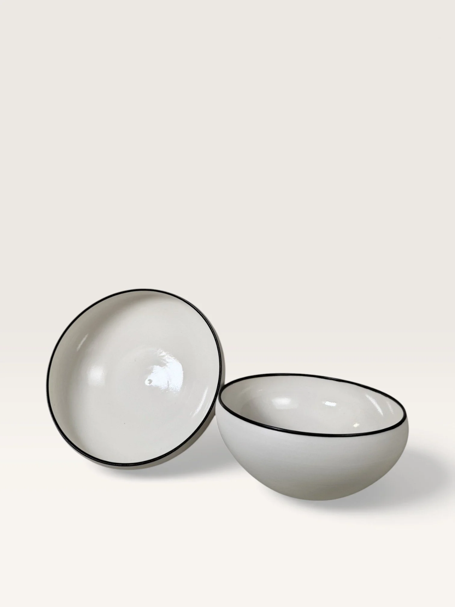 25+26_Black_Rim_Bowls_Pair_01.jpg