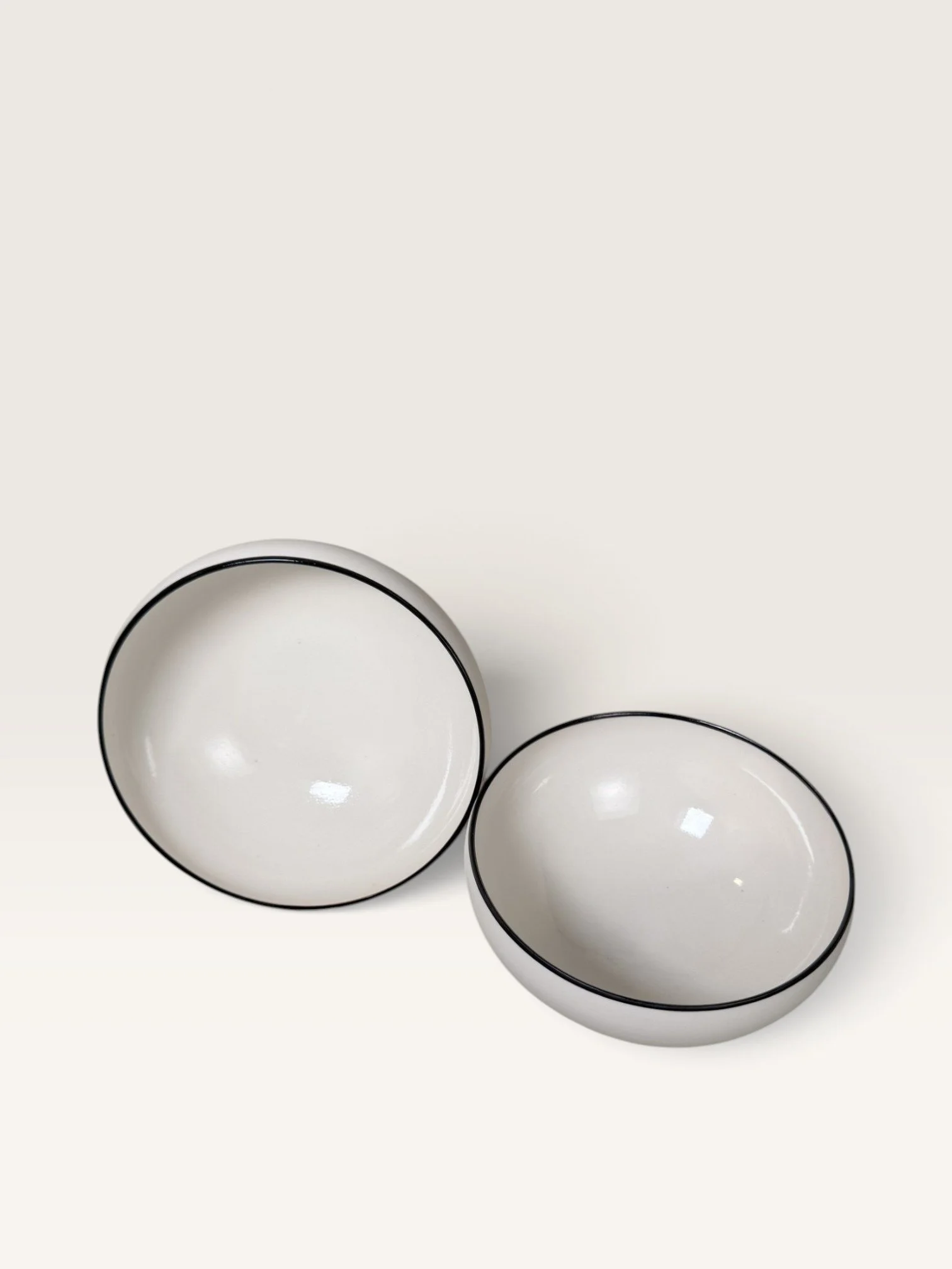 25+26_Black_Rim_Bowls_Pair_04.jpg