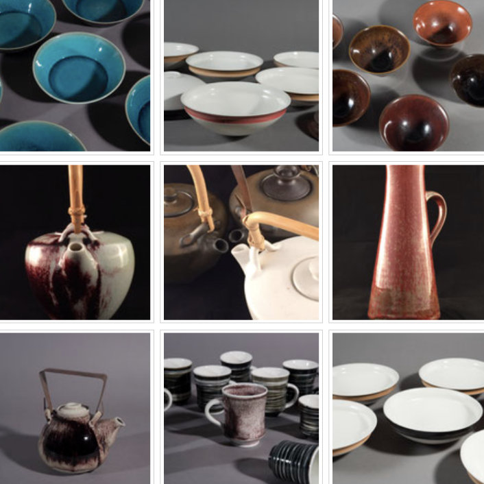 Verschiedene Töpferwaren einschließlich Schalen, Vasen, Kannen und Becher. Unterschiedliche Farben und Designs sind sichtbar.