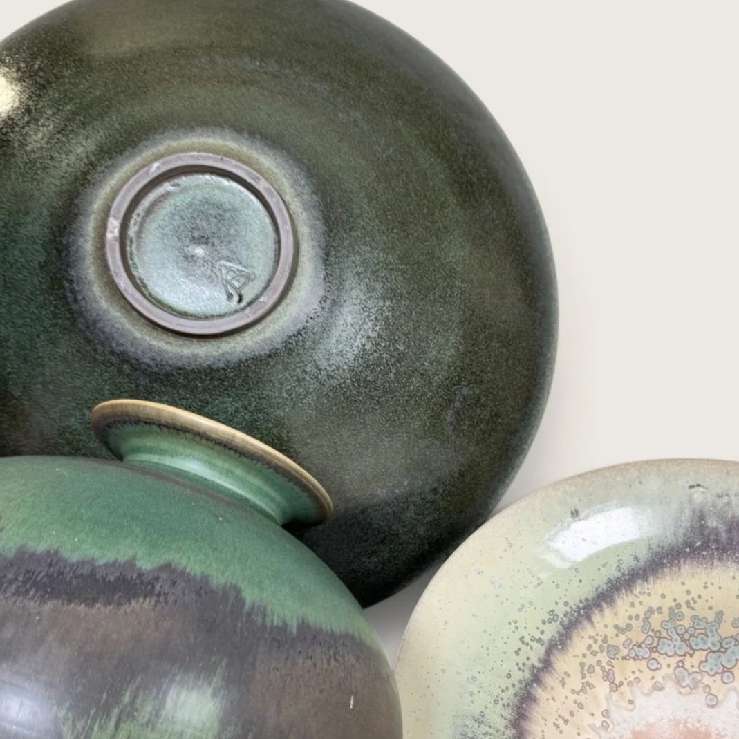 30_Celadon_Aubergine_Bowl_09.jpg