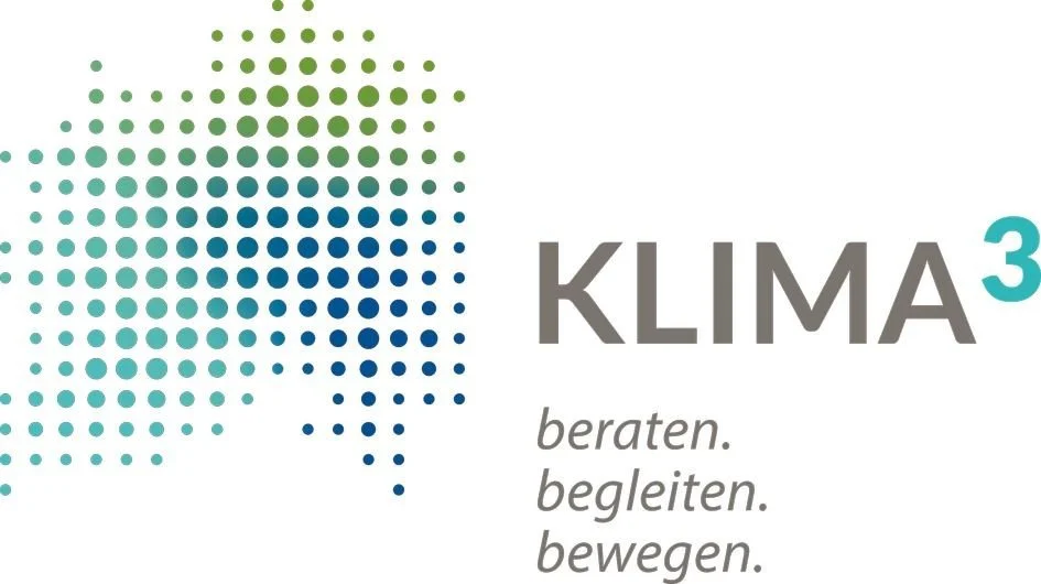 Logo mit einer stilisierten Weltkarte aus bunten Punkten und dem Text 'KLIMA3.' darunter die Worte 'beraten. begleiten. bewegen.'