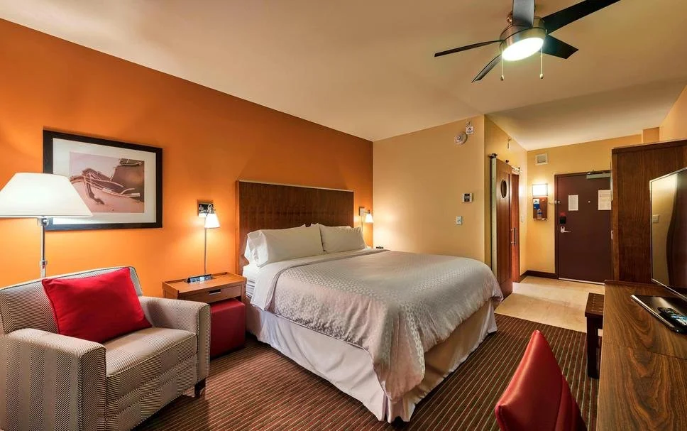 leonardo-2019727-houfp-king-guestroom-5411-hor-clsc_O-041407.jpg