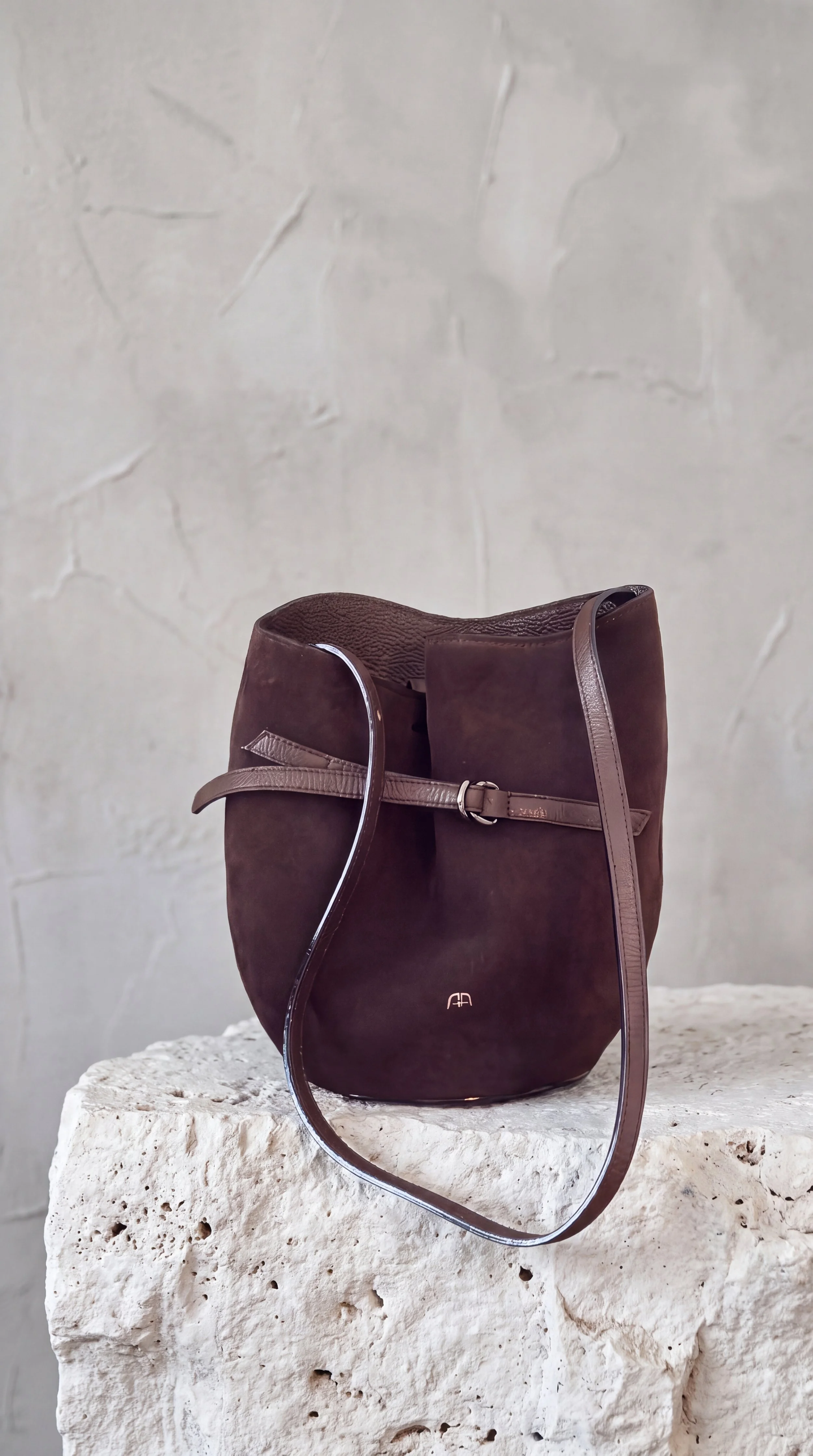 BUCKET bag in vitello scamosciato testa di moro.