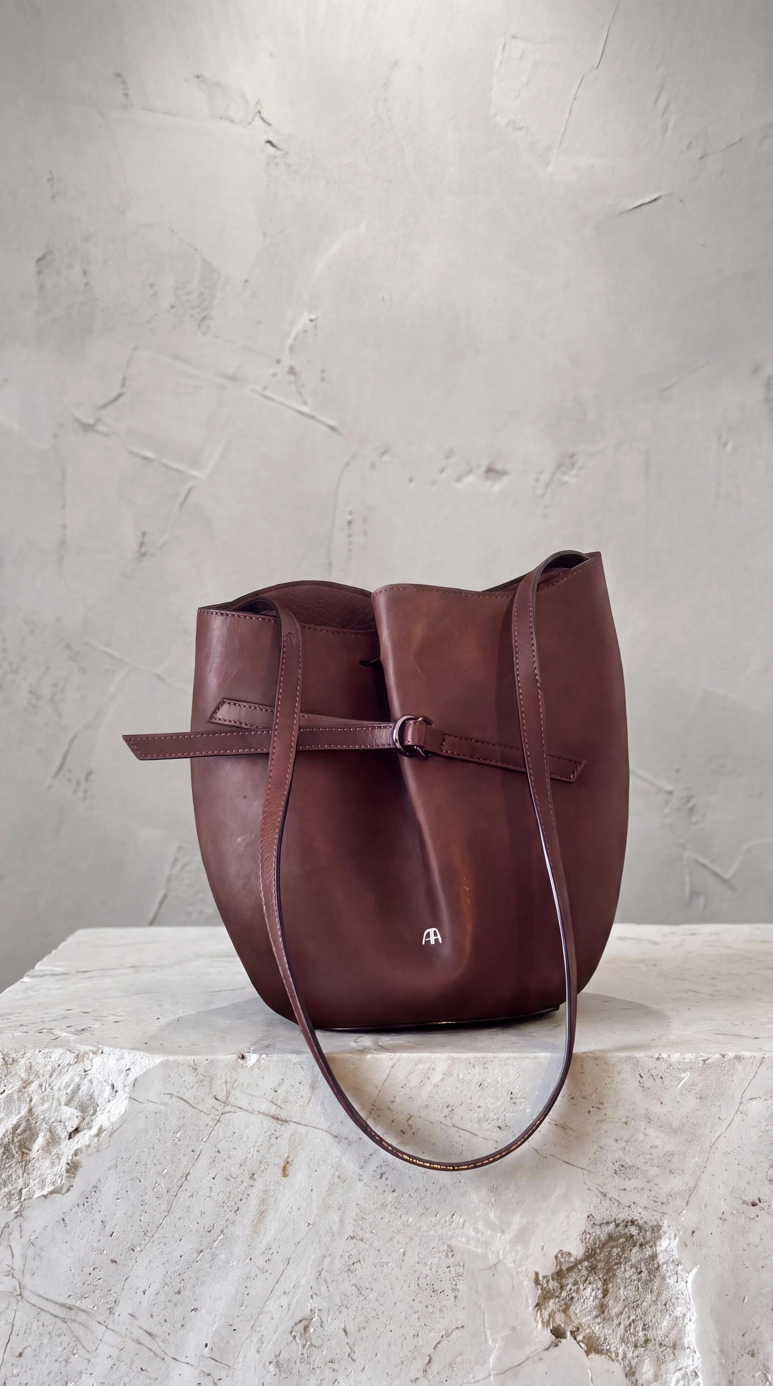 BUCKET bag in vitello effetto vintage color cioccolato.