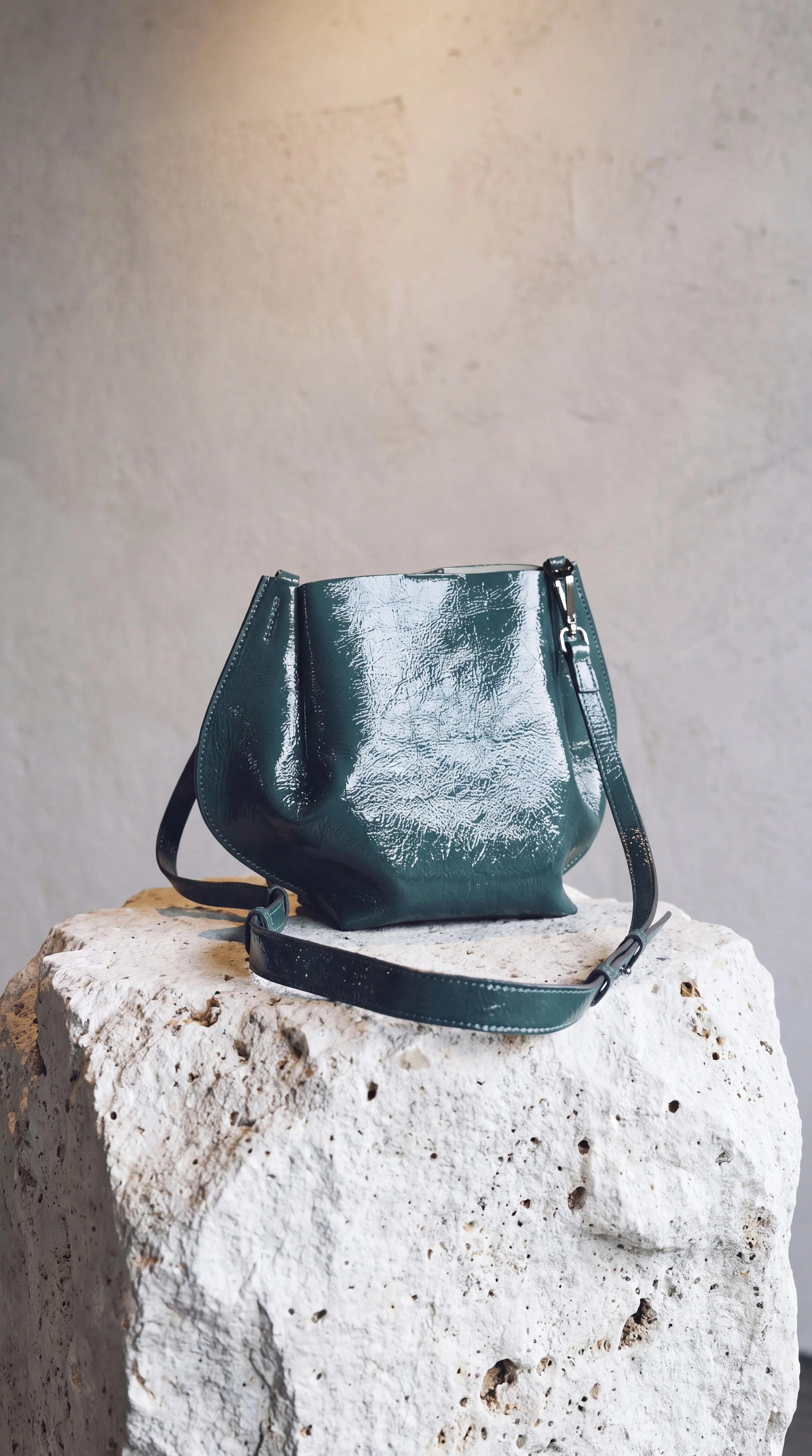 STEFANIA SMALL HOBO  bag in vernice verde.