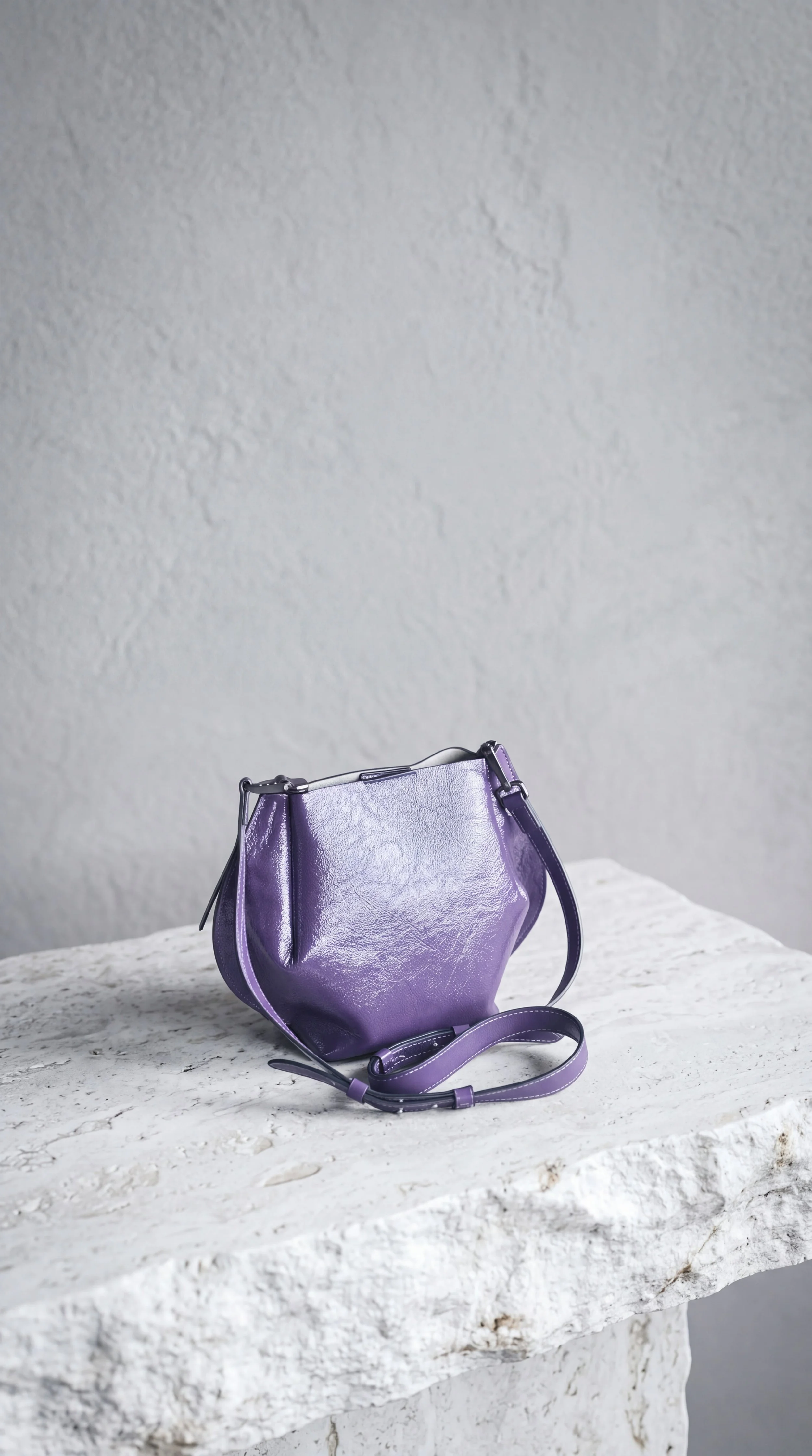 STEFANIA SMALL HOBO  bag in vernice viola.