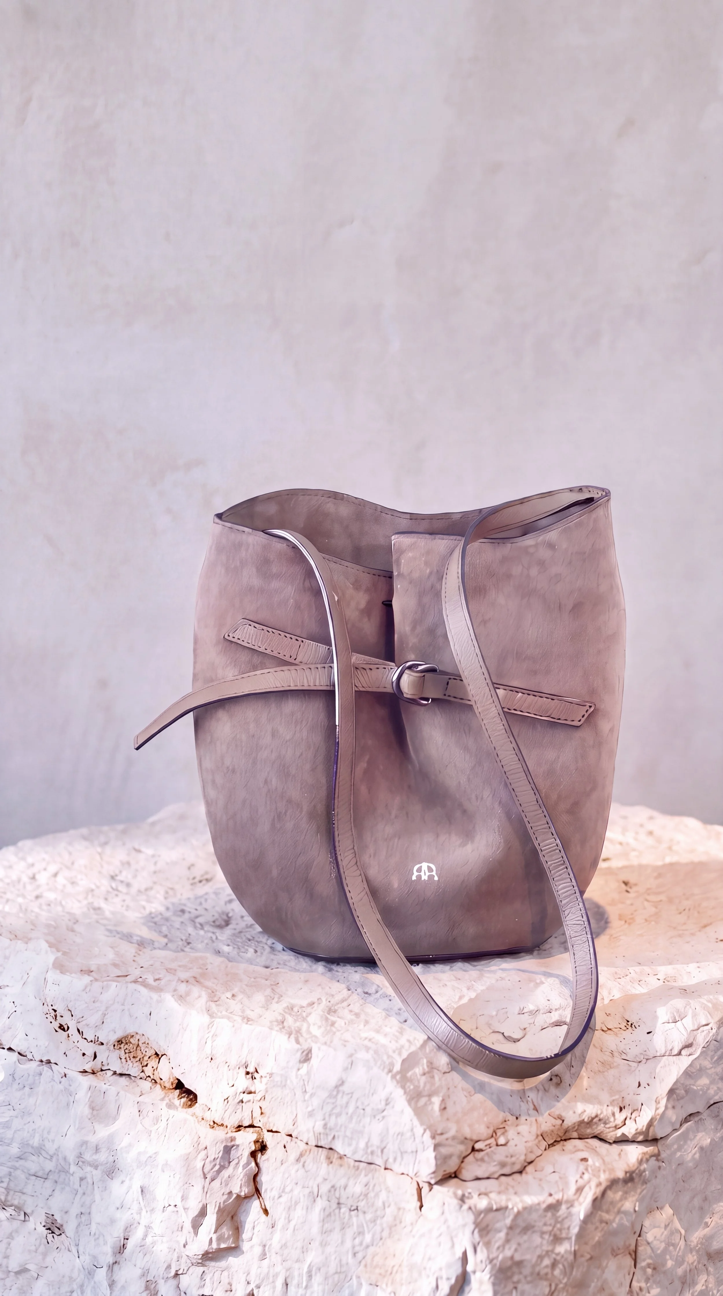 BUCKET bag in vitello scamosciato taupe.