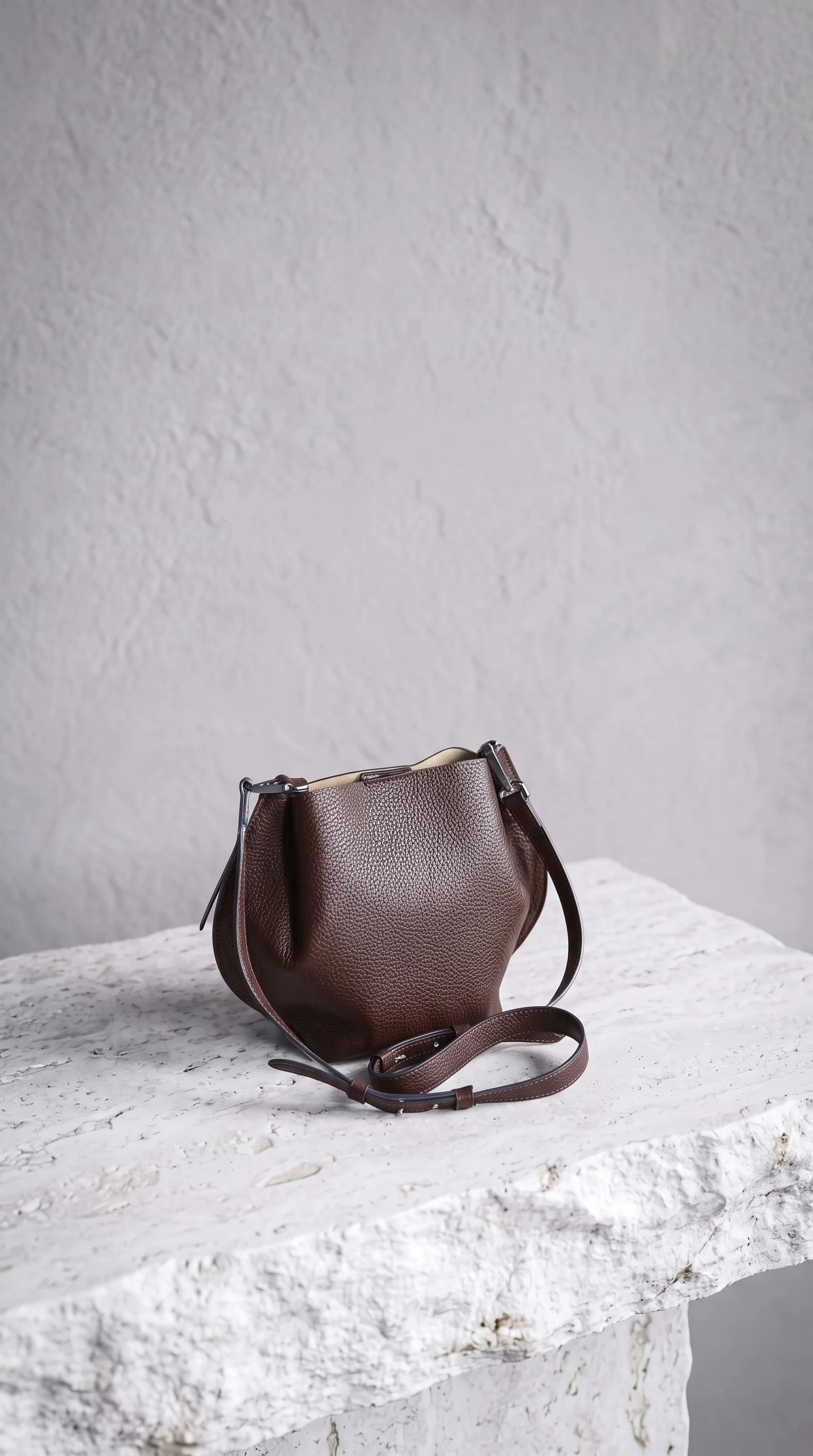 STEFANIA SMALL HOBO  bag in vitello con grana testa di moro.