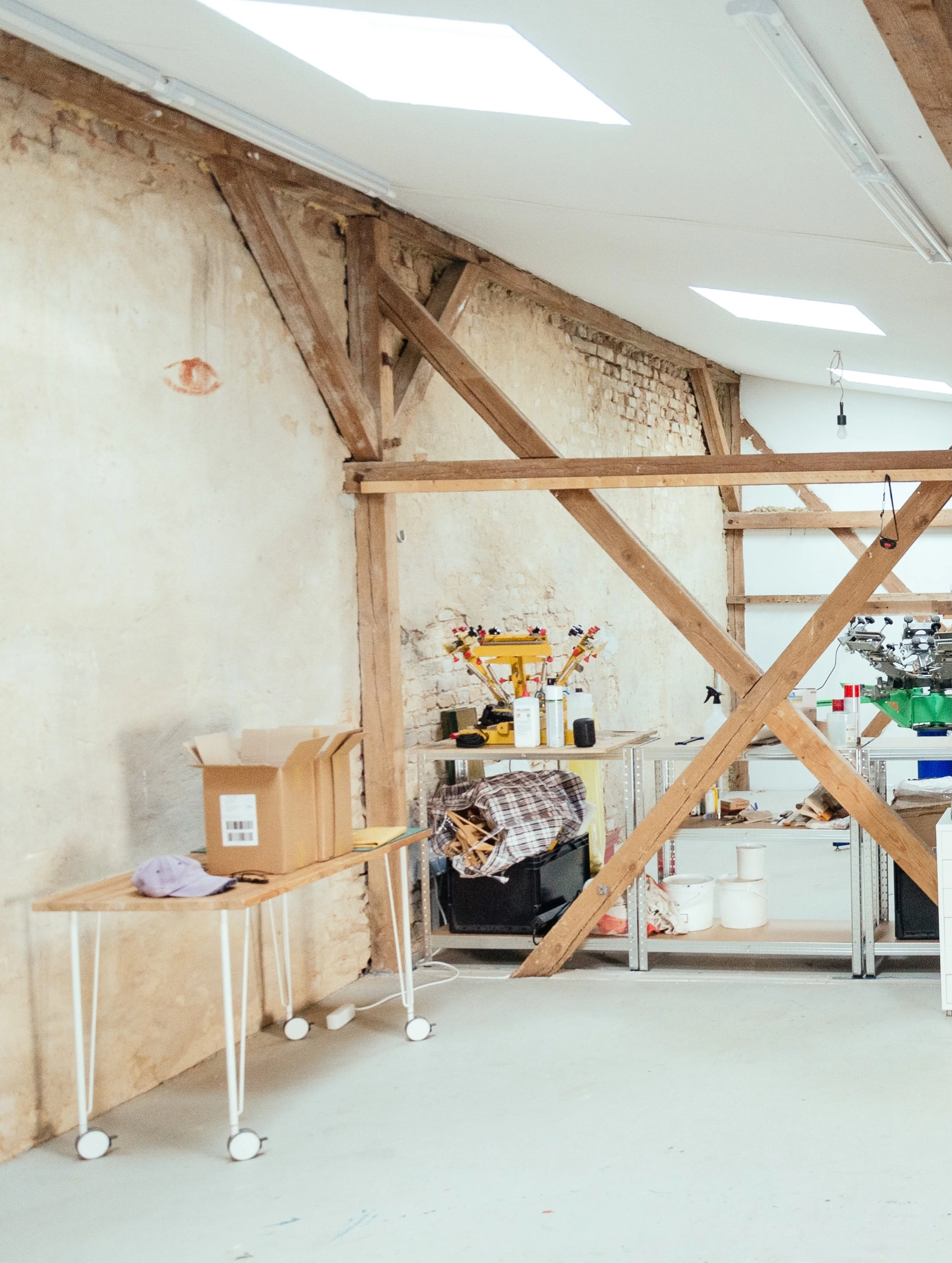 es war lang &uuml;berf&auml;llig und so ein gl&uuml;cksfund - endlich ein eigenes studio. 
seit april wird hier zeug in den hamsterbau geschleppt, der trocknungsschrank und die waschstation stehen, paar tage habe ich metallteile der neuen (alten) sie