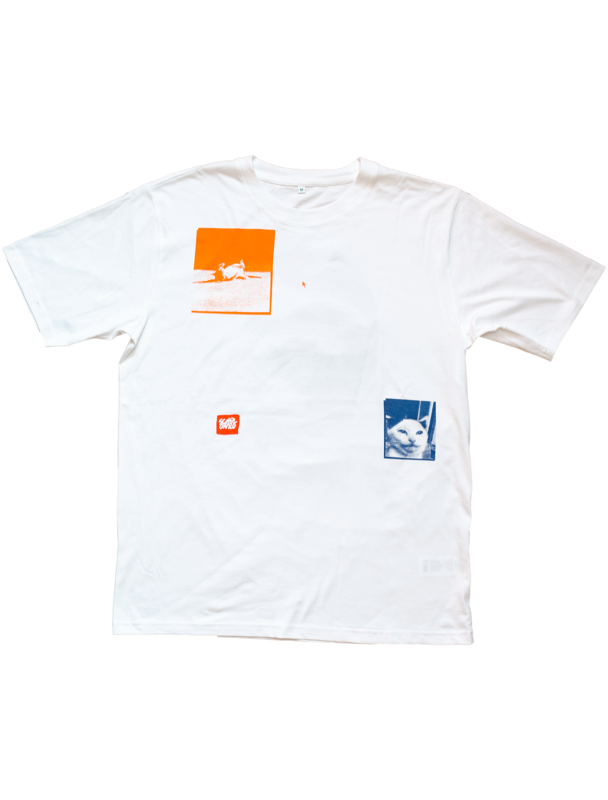Weißes T-Shirt mit orangefarbenem und blauem Katzenmotiv