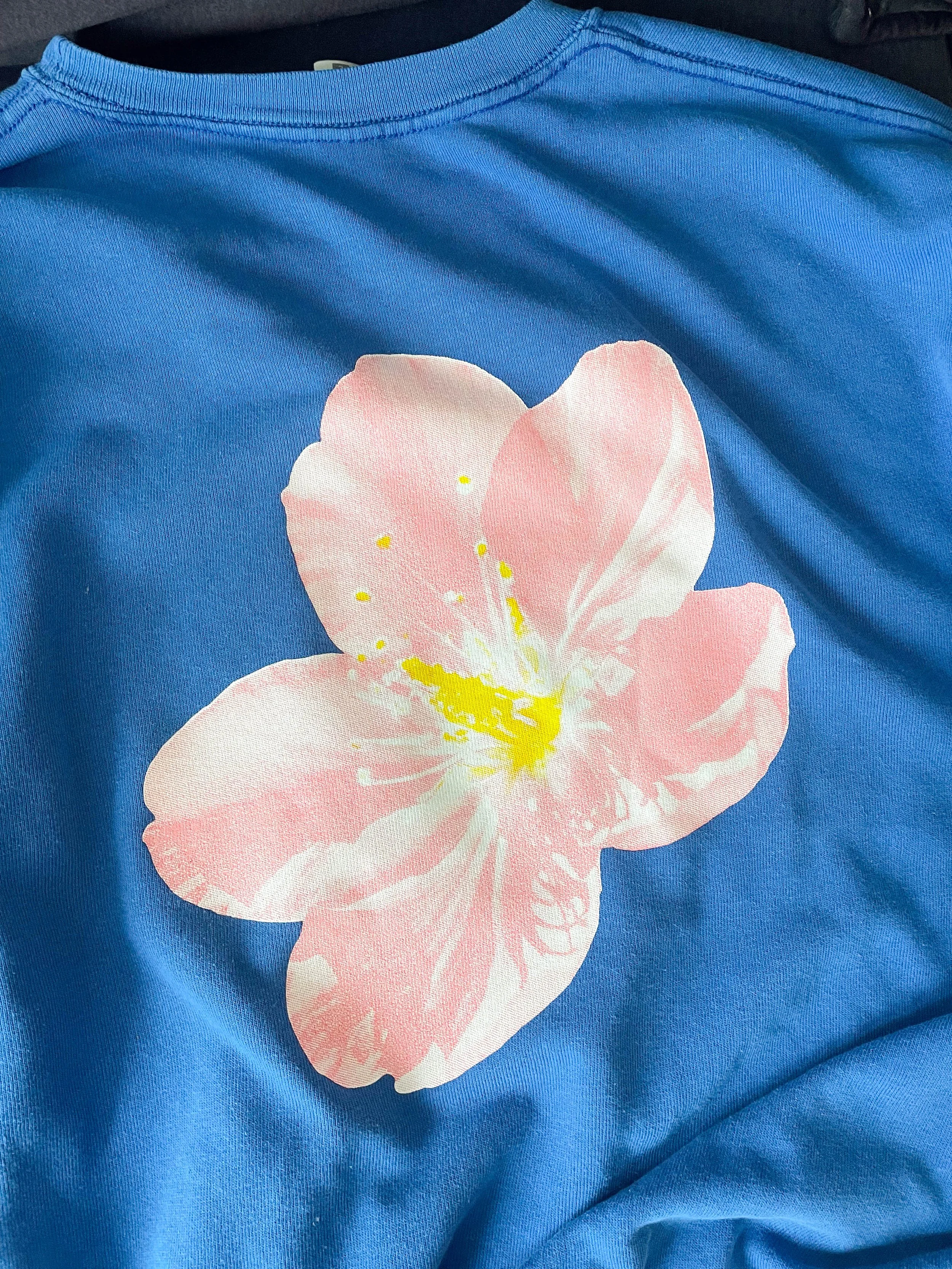 Baumblüte Druck auf blauem Sweatshirt