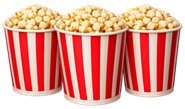 Das Bild zeigt drei große Popcornbecher mit frischem, goldgelbem Popcorn. Die klassische rot‑weiße Optik erinnert an Kino und Events – ideal für Popcornmaschine mieten, Snack‑Service und Eventausstattung in Nürnberg.
