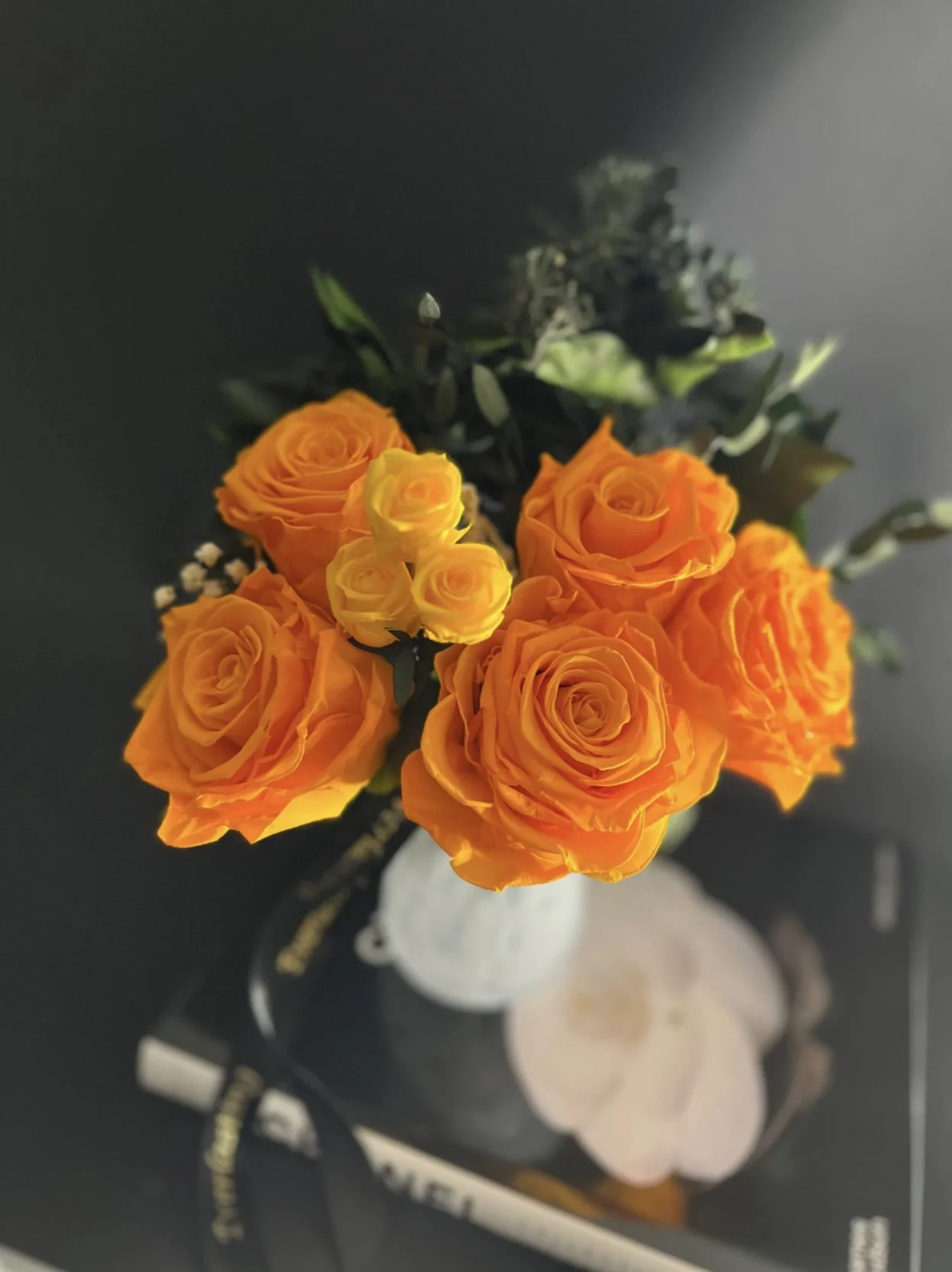 Oransje roser i elegant blomsterbukett fra Everlasting.no med grønne blader