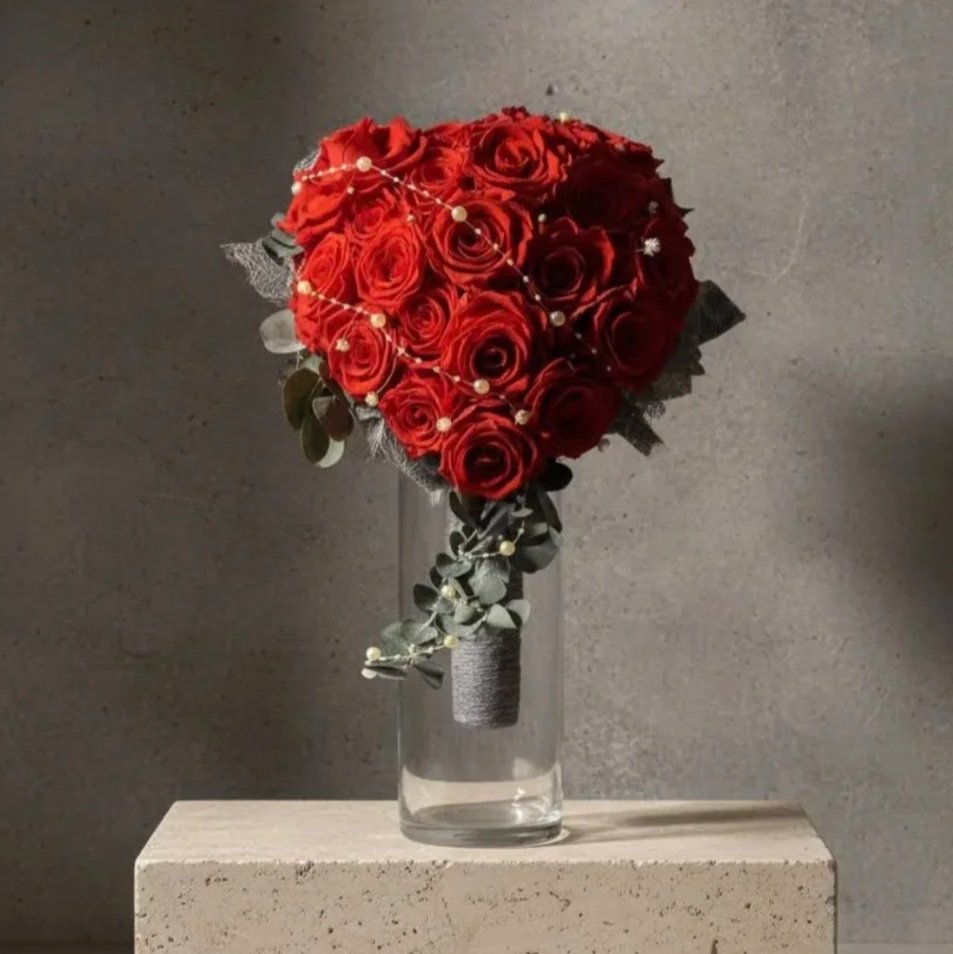 Elegant bukett med røde roser i glassvase fra Everlasting.no