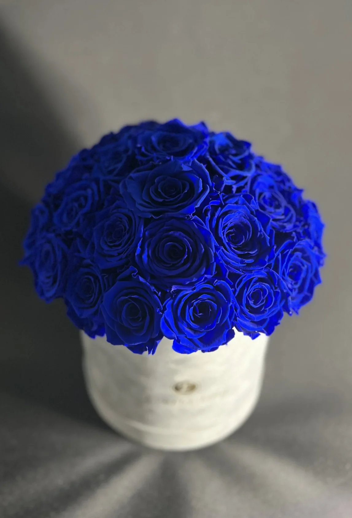 Eksklusiv blomsterboks med blå evighetsroser fra Everlasting.no.