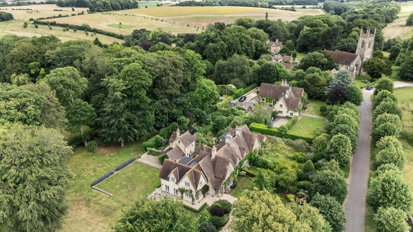 This is an off market Cotswolds gem, a few minutes drive from Soho Farmhouse, Daylesford Organics and some of the best pubs in the area. Immaculately renovated with no expense spared, move in with your suitcases!! DM me for further details! Have a lo