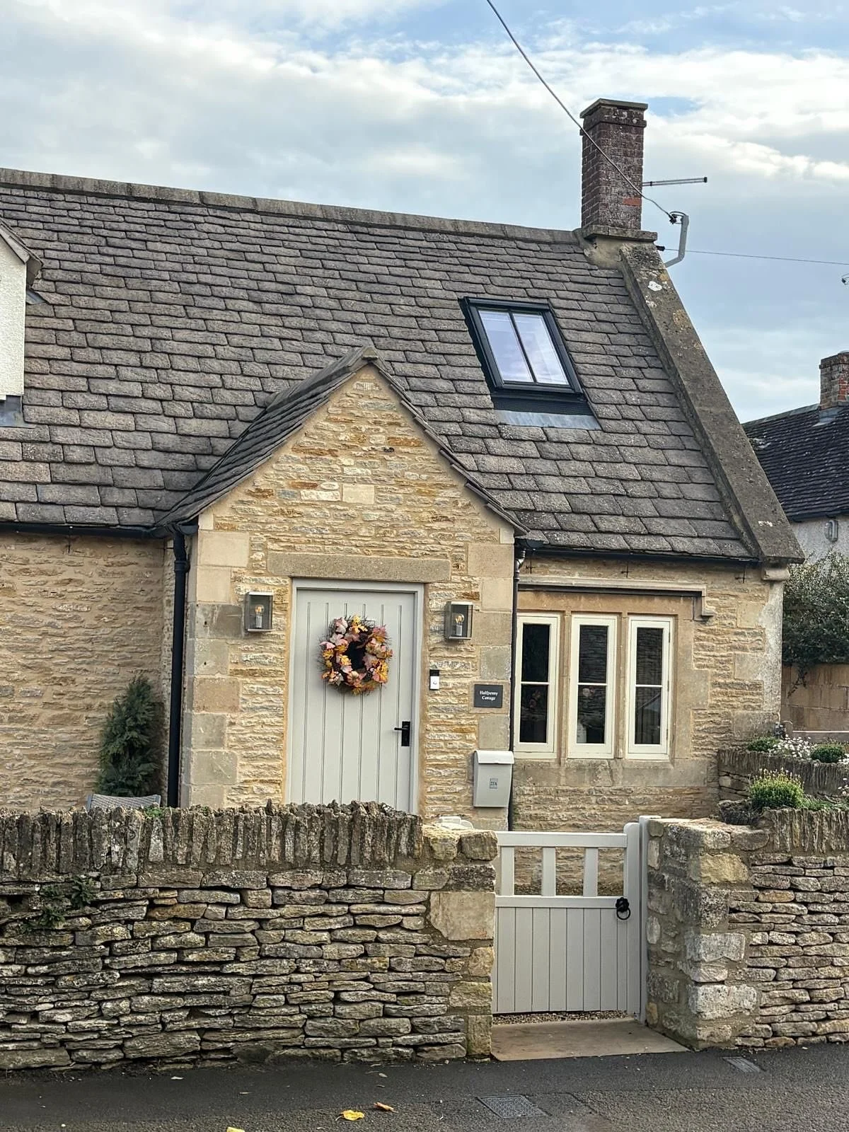 🚪✨ The door to your new home awaits&hellip; Let us help you find it!
These stunning homes in the Cotswolds offer countryside charm, beautiful views, and easy access to the capital 🌿🏡

#CotswoldsLiving #DreamHome #CountryLife #LuxuryHomes #Property