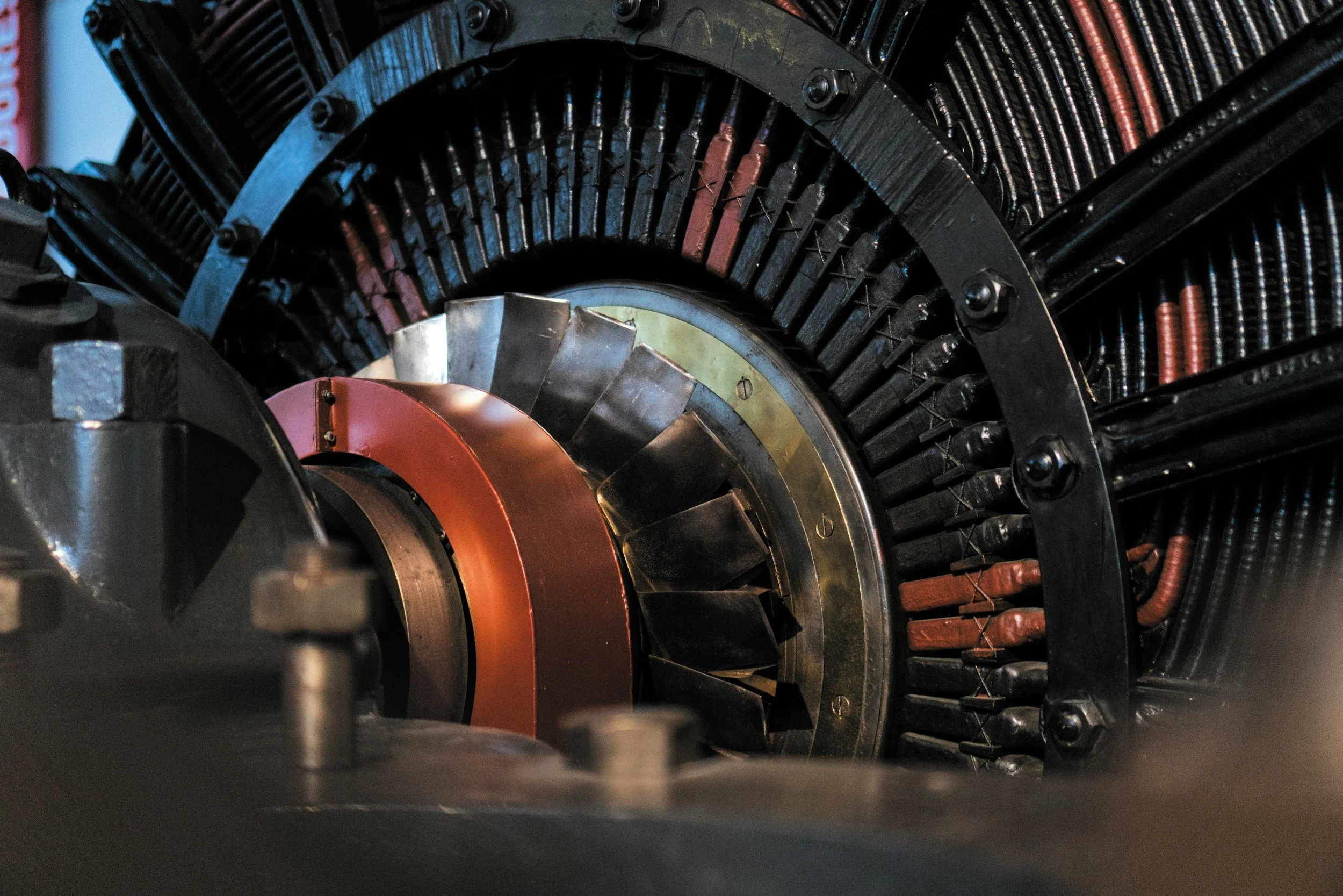 Parti di un motore o una macchina complessa con vari componenti metallici e cablaggi.