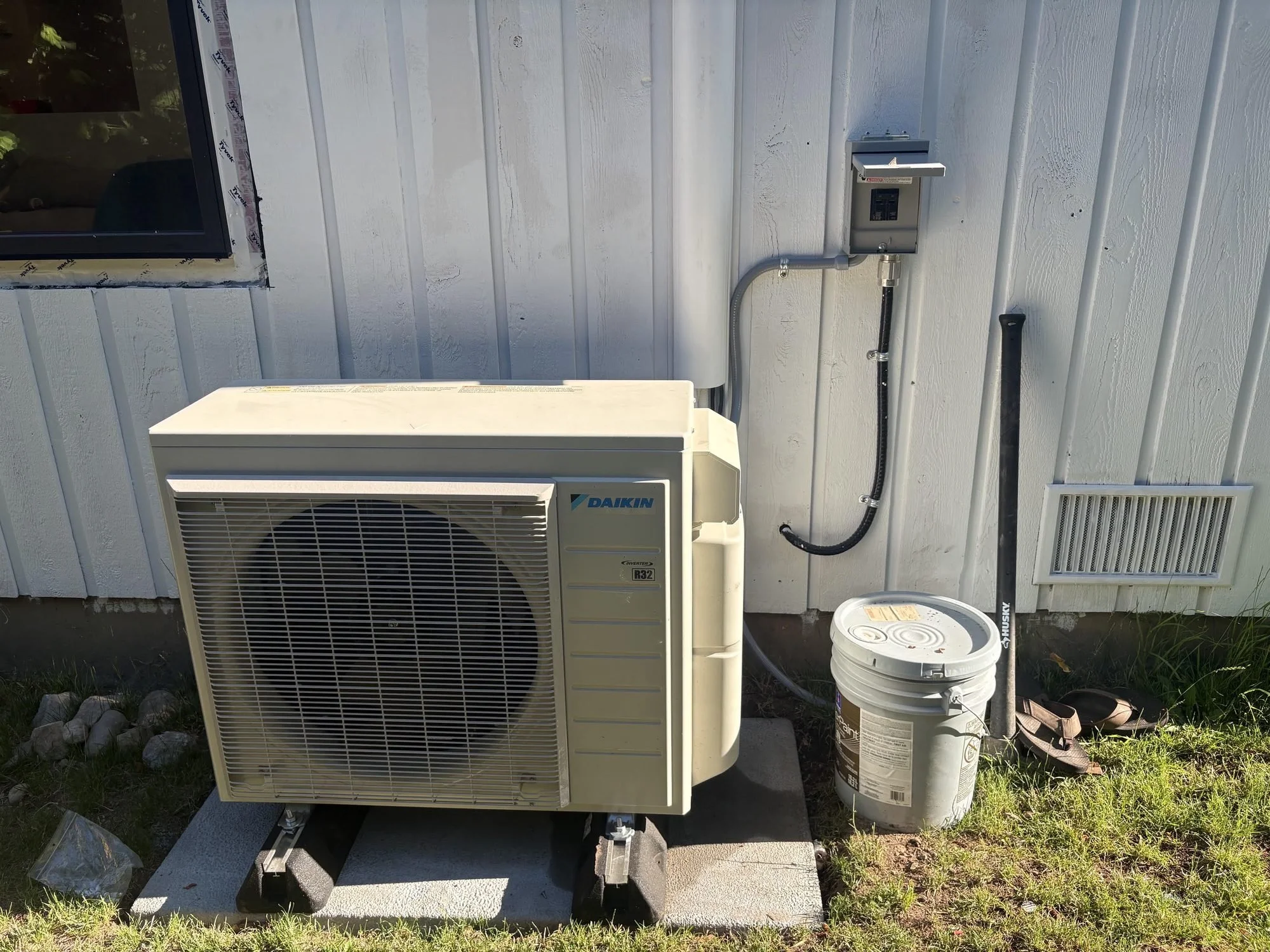 08-heat-pump-outdoor-unit-disconnect.jpg