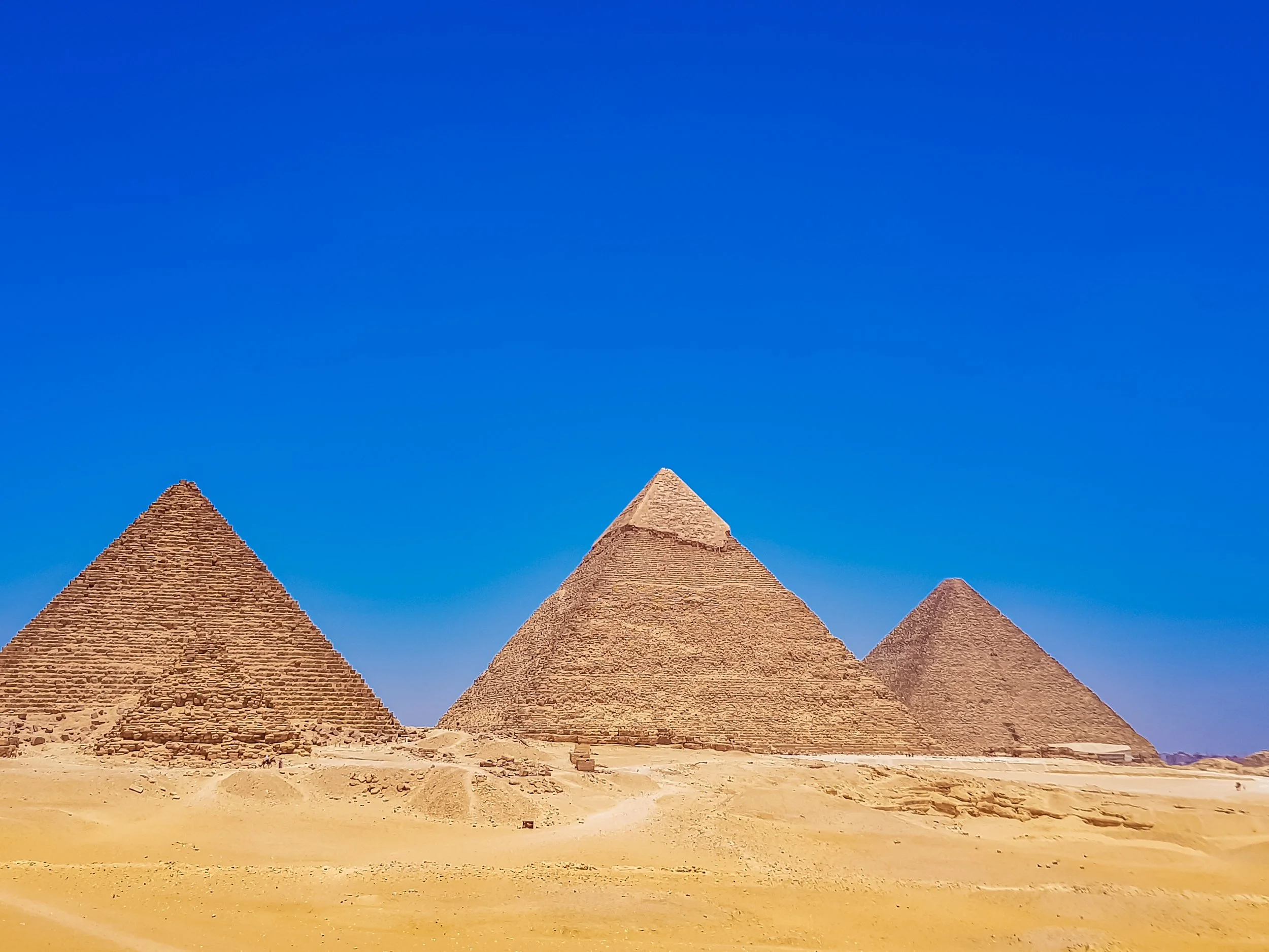 vecteezy_pyramids-at-giza-egypt-from-the-plateau-to-the-south-of_10196420.jpg