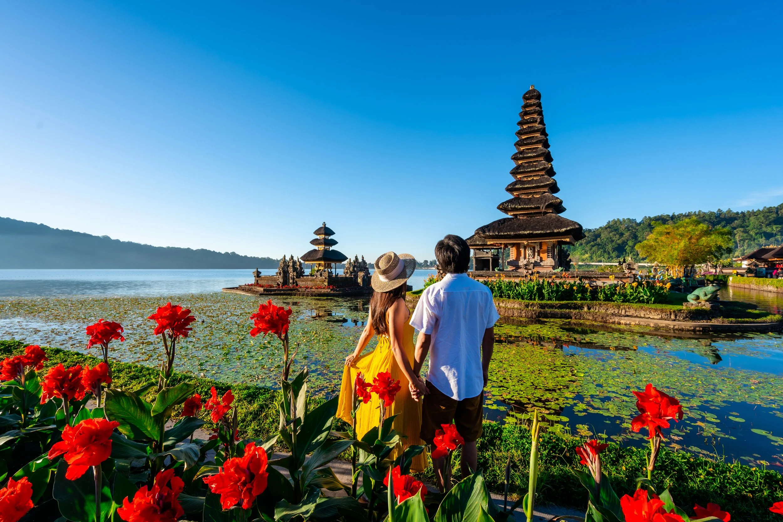vecteezy_young-couple-tourist-relaxing-and-enjoying-the-beautiful_29595734.JPG