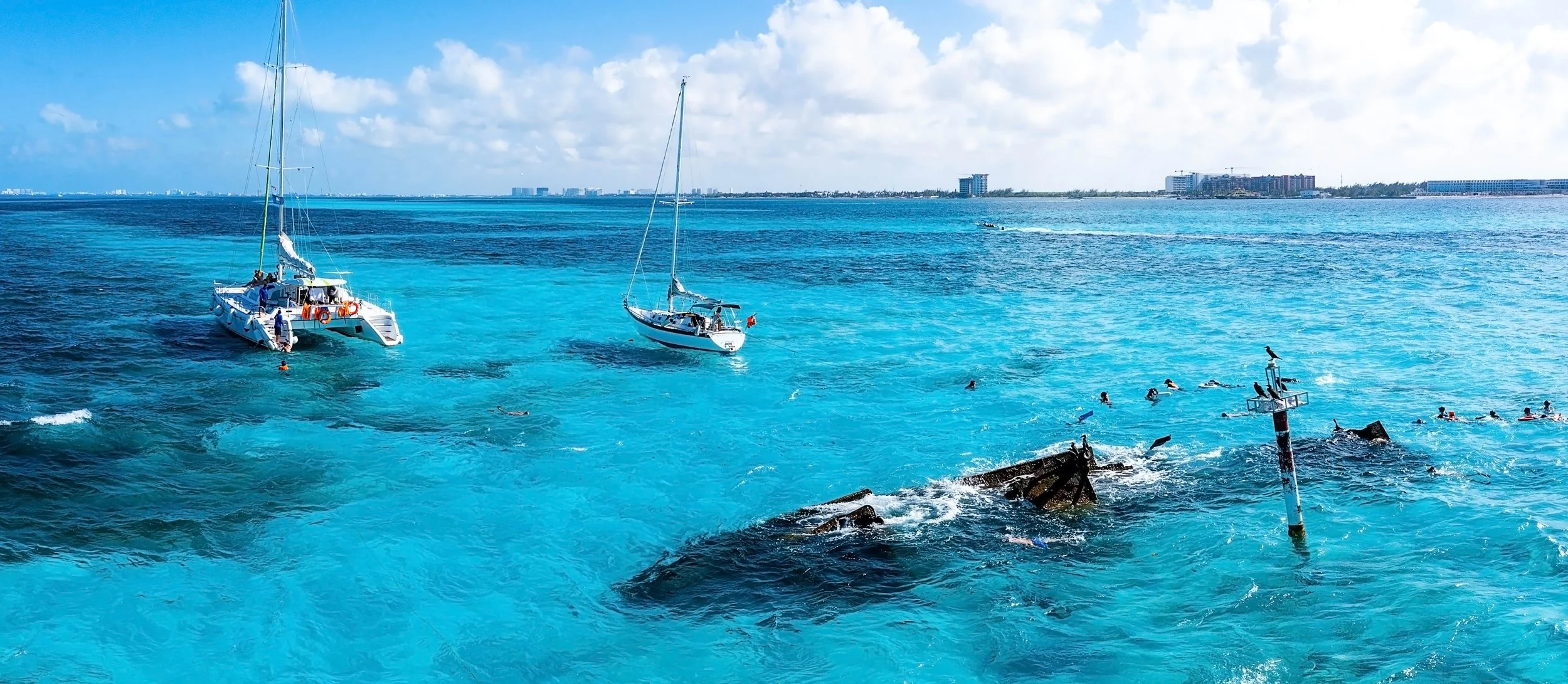 vecteezy_people-snorkelling-around-the-ship-wreck-near-cancun-in-the_5133114.jpg