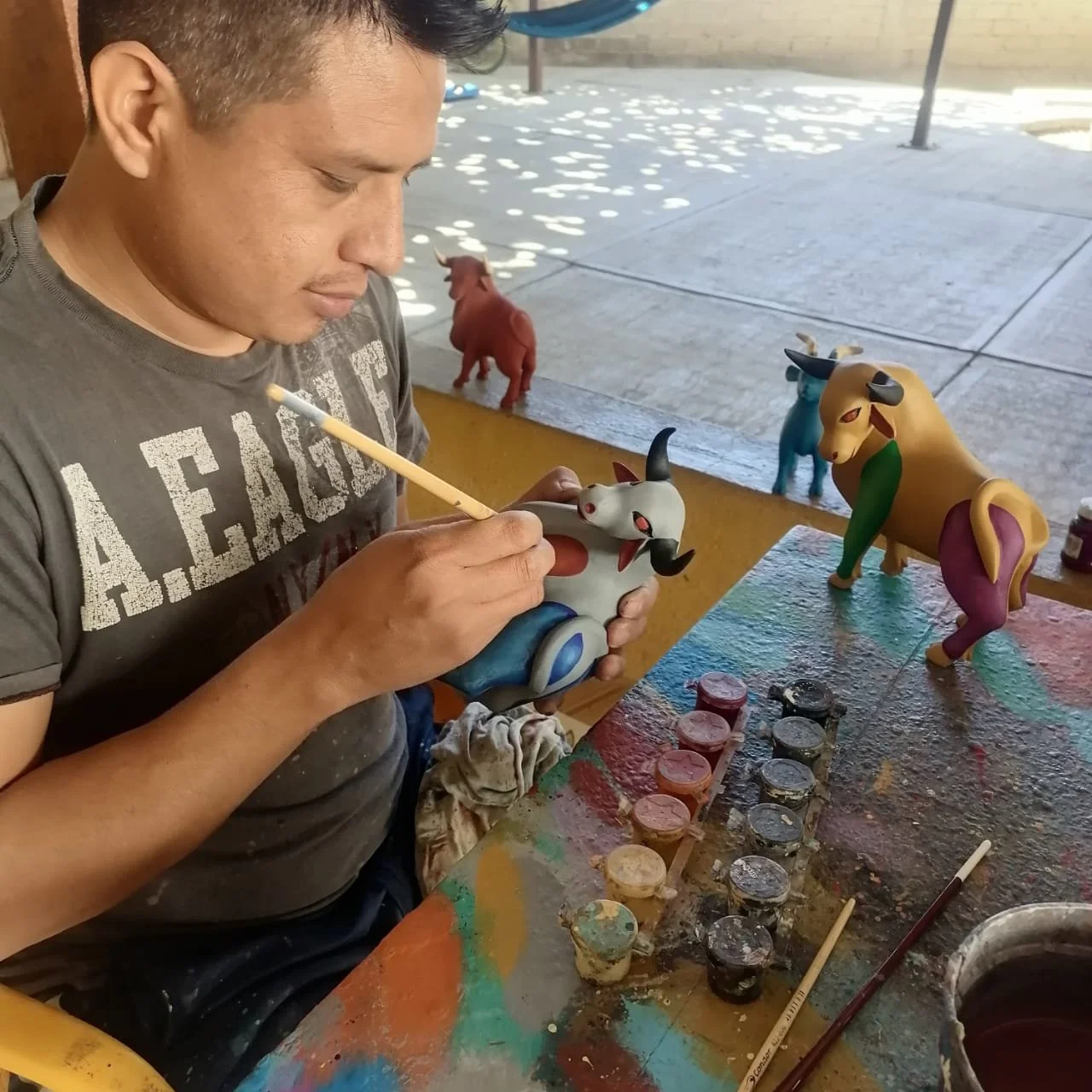 Artesano de alebrijes, tonas y nahuales de Oaxaca