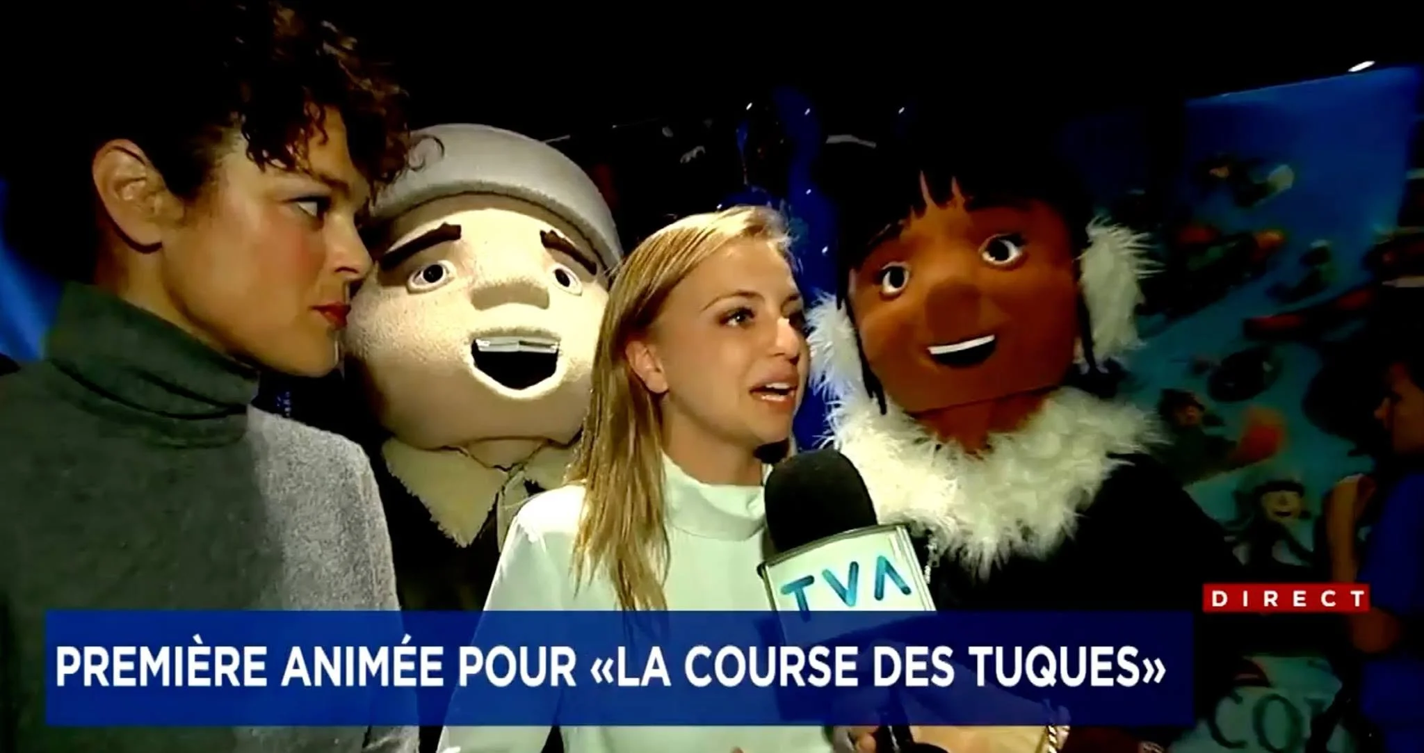 Journaliste interviewant deux mascottes et une jeune fille lors d'une couverture médiatique de la course des Tuques, avec texte indiquant 'Première animée pour la course des Tuques'.