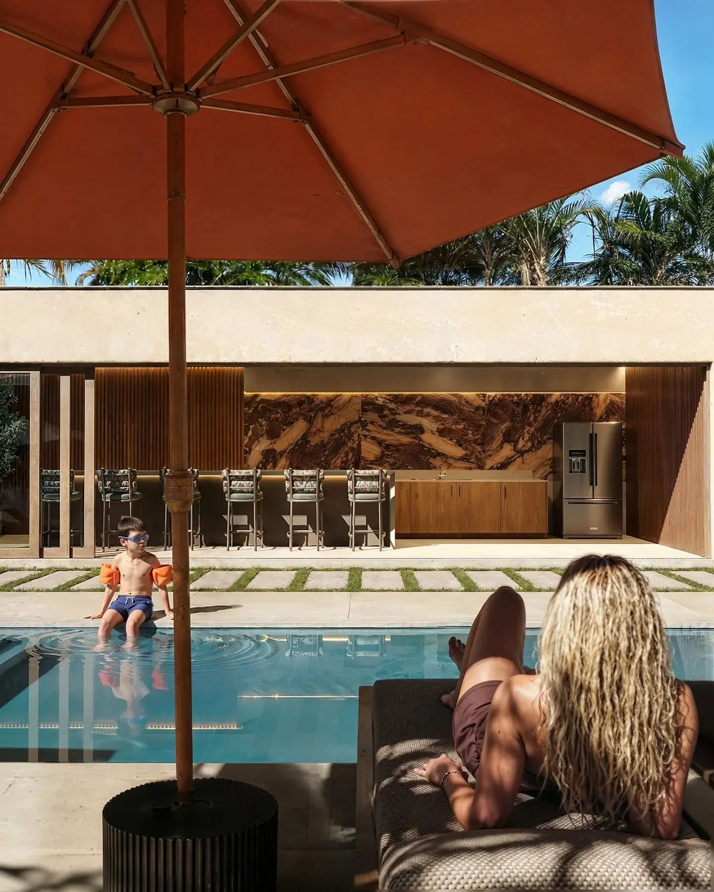 &Aacute;rea externa pensada como extens&atilde;o da casa. Entre a cozinha aberta, a piscina e o paisagismo tropical, os espa&ccedil;os se conectam de forma natural.

---

An outdoor space designed as an extension of the home. Connecting the open kitc