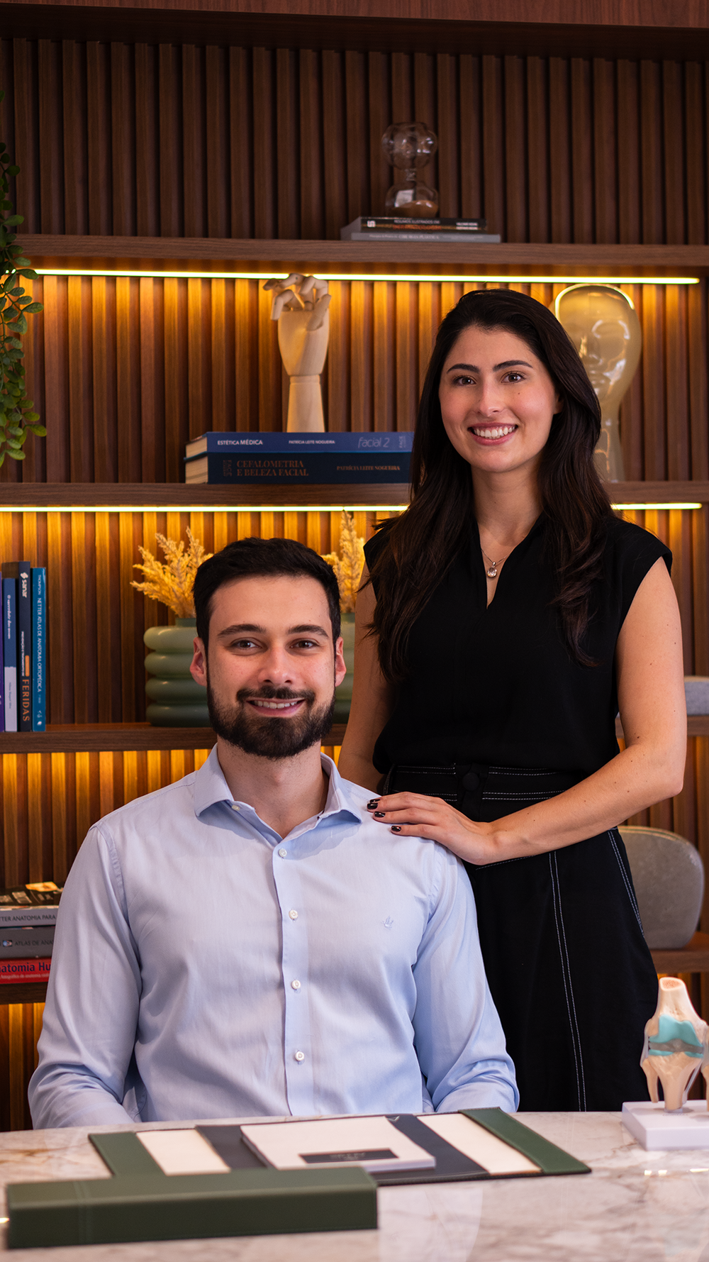 Dra. Tainá e Dr. Eduardo na clínica Aeris