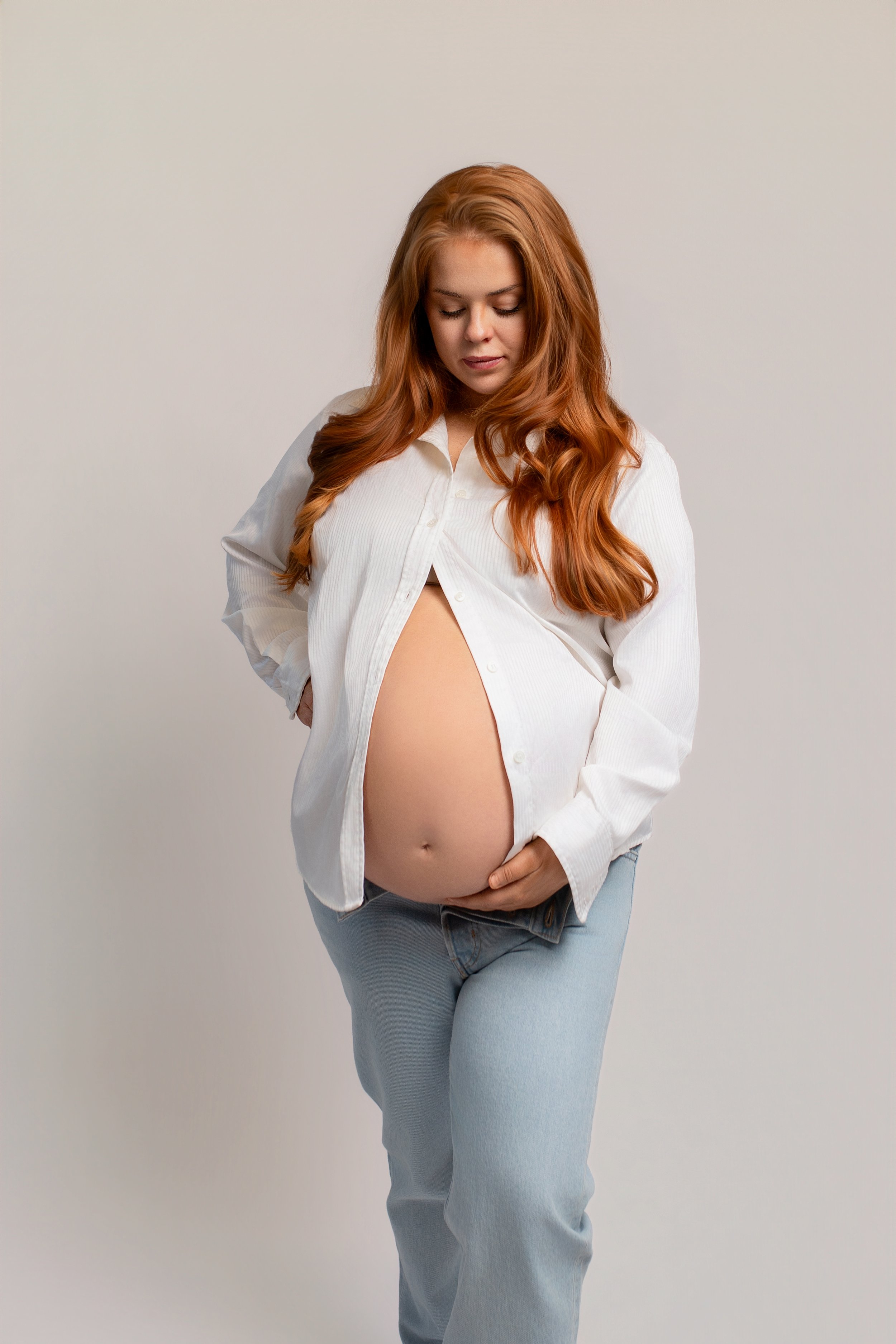 Gravid kvinne med langt rødt hår – gravidfotografering i studio i Oslo