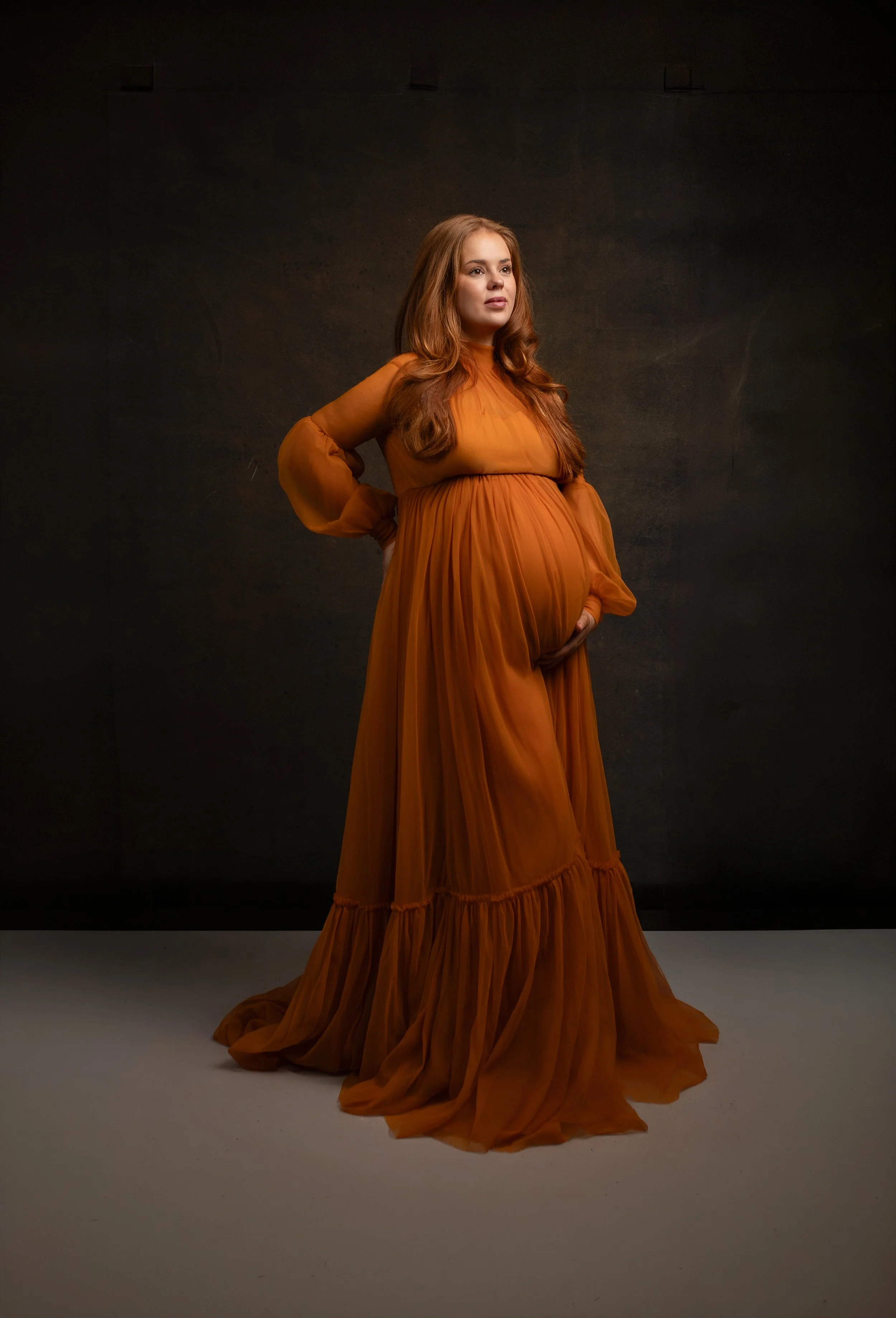 Gravid kvinne med langt rødt hår – personlig gravidfotografering i Oslo