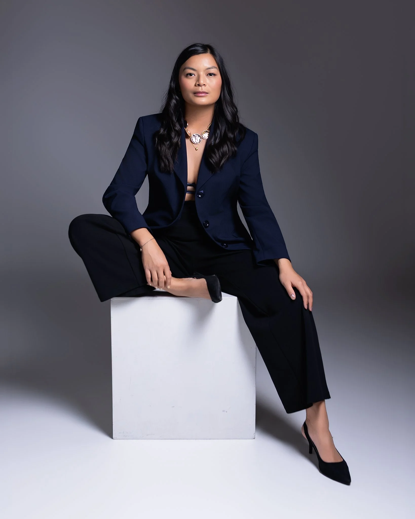 Kvinne i marineblå blazer – minimalistisk kvinneportrett i studio i Oslo