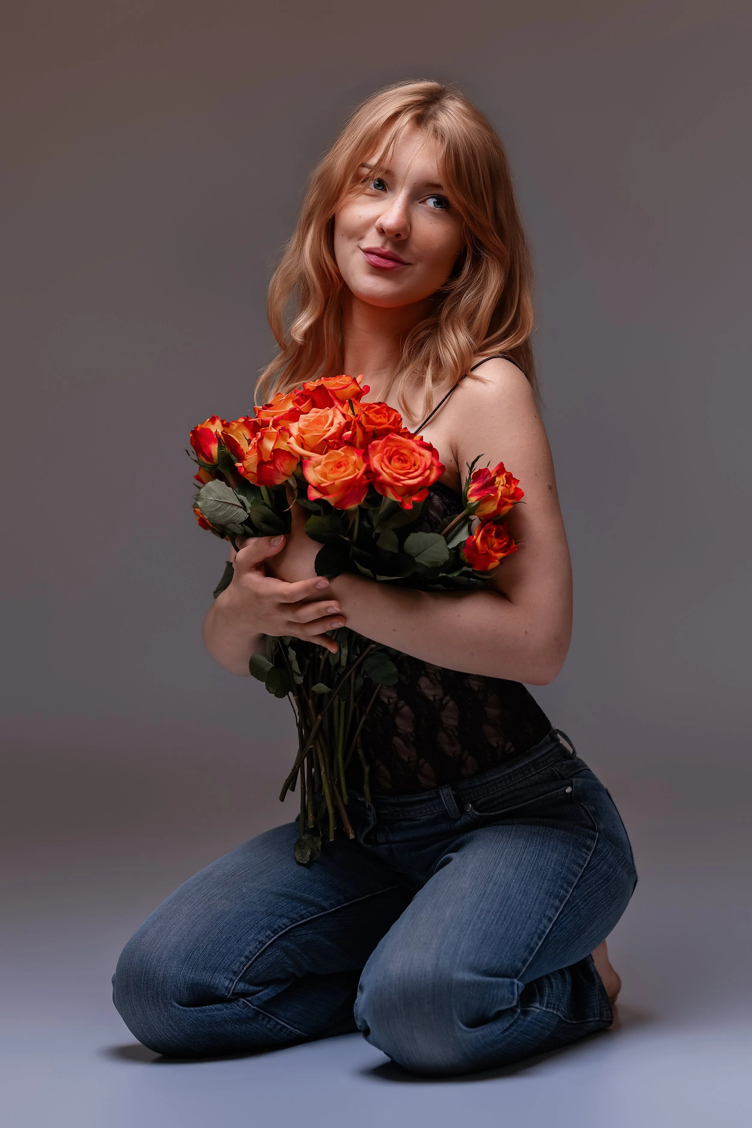 Blond kvinne på kne – kvinnefotografering i studio i Oslo