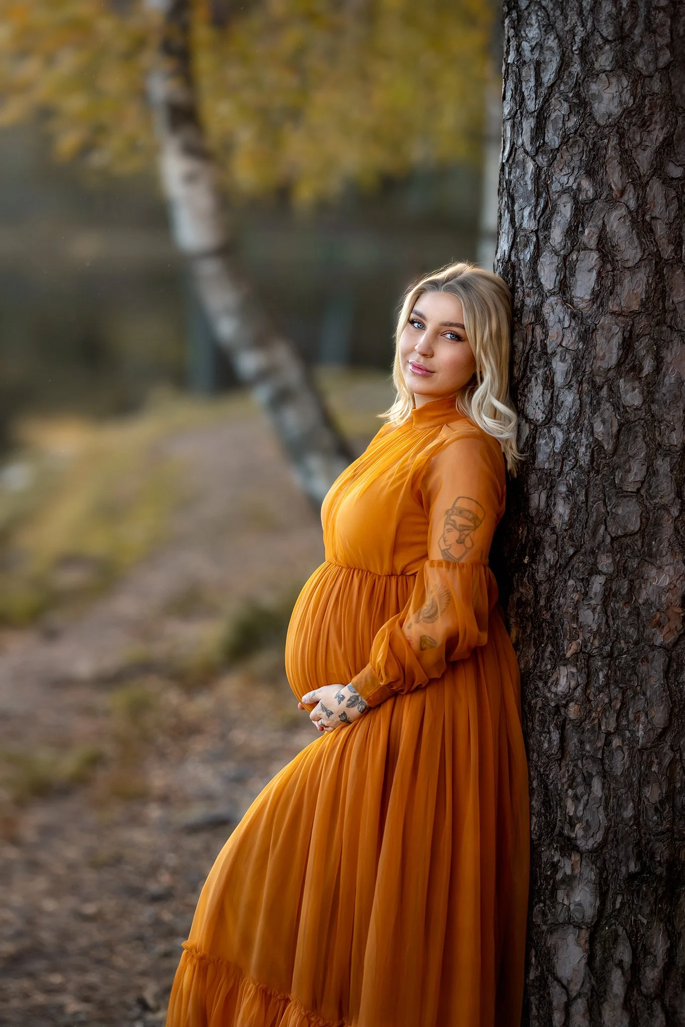 Gravid blond kvinne med tatoveringer – gravidfotografering i studio i Oslo