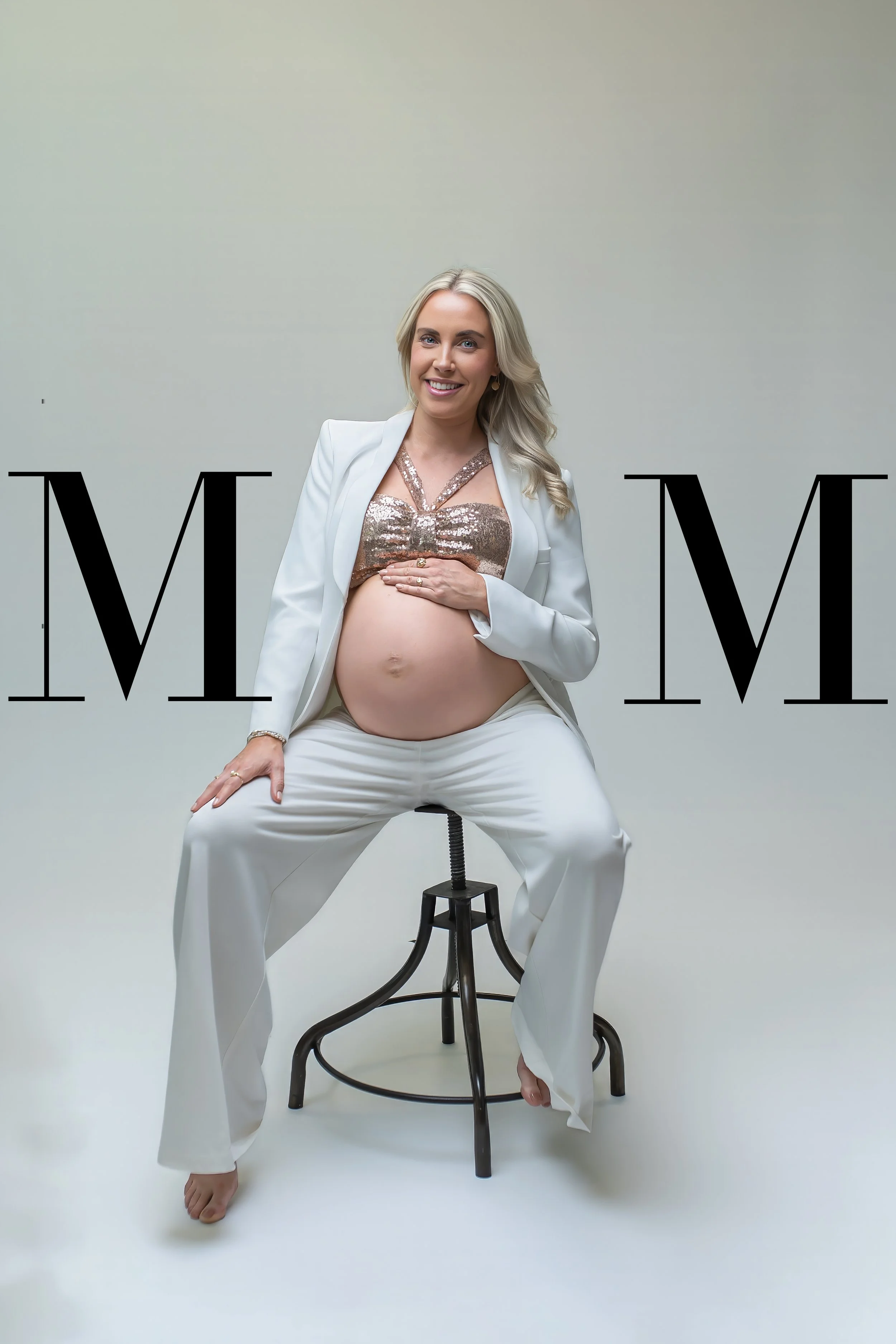 Gravid kvinne med langt blondt hår – gravidfotografering i Oslo