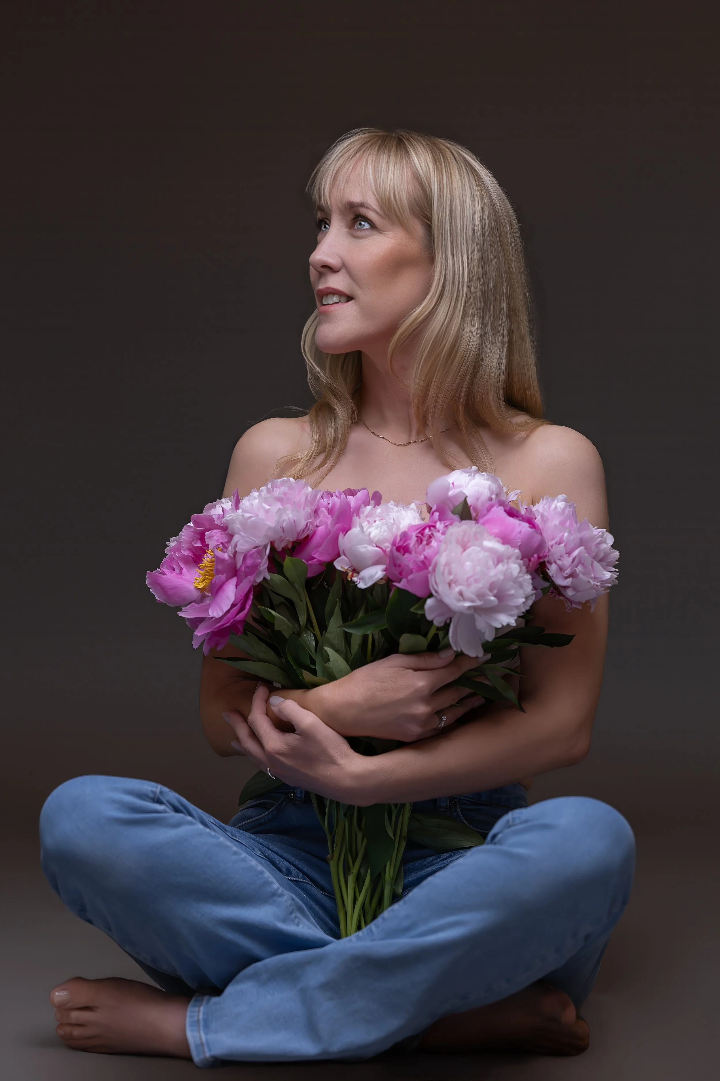 Blond kvinne med løs frisyre – naturlig kvinneportrett i studio