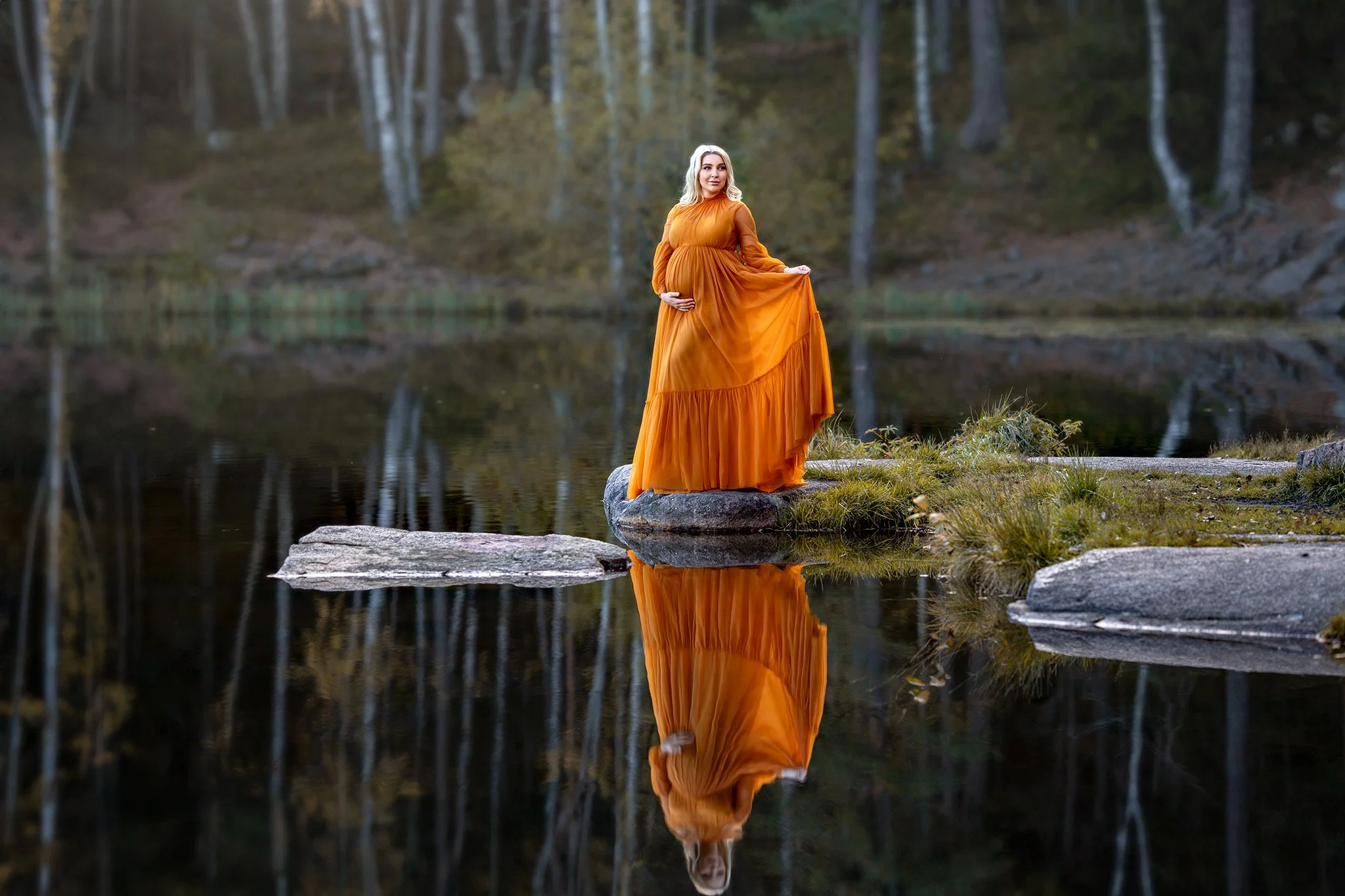 Kvinne i oransje kjole på løvdekket sti – gravidfotografering utendørs i Oslo