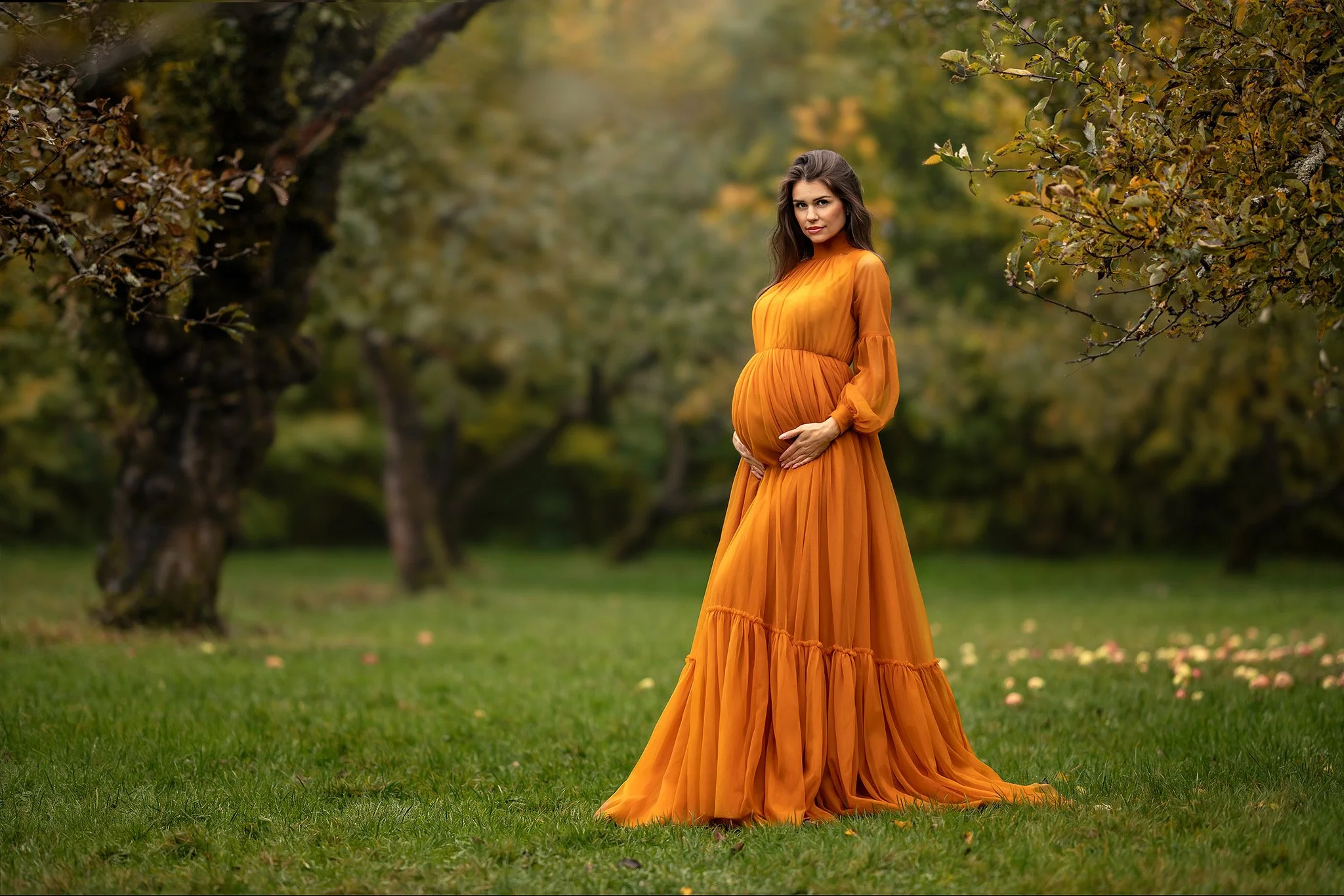 Gravid kvinne i flagrende oransje kjole – gravidfotografering utendørs i Oslo
