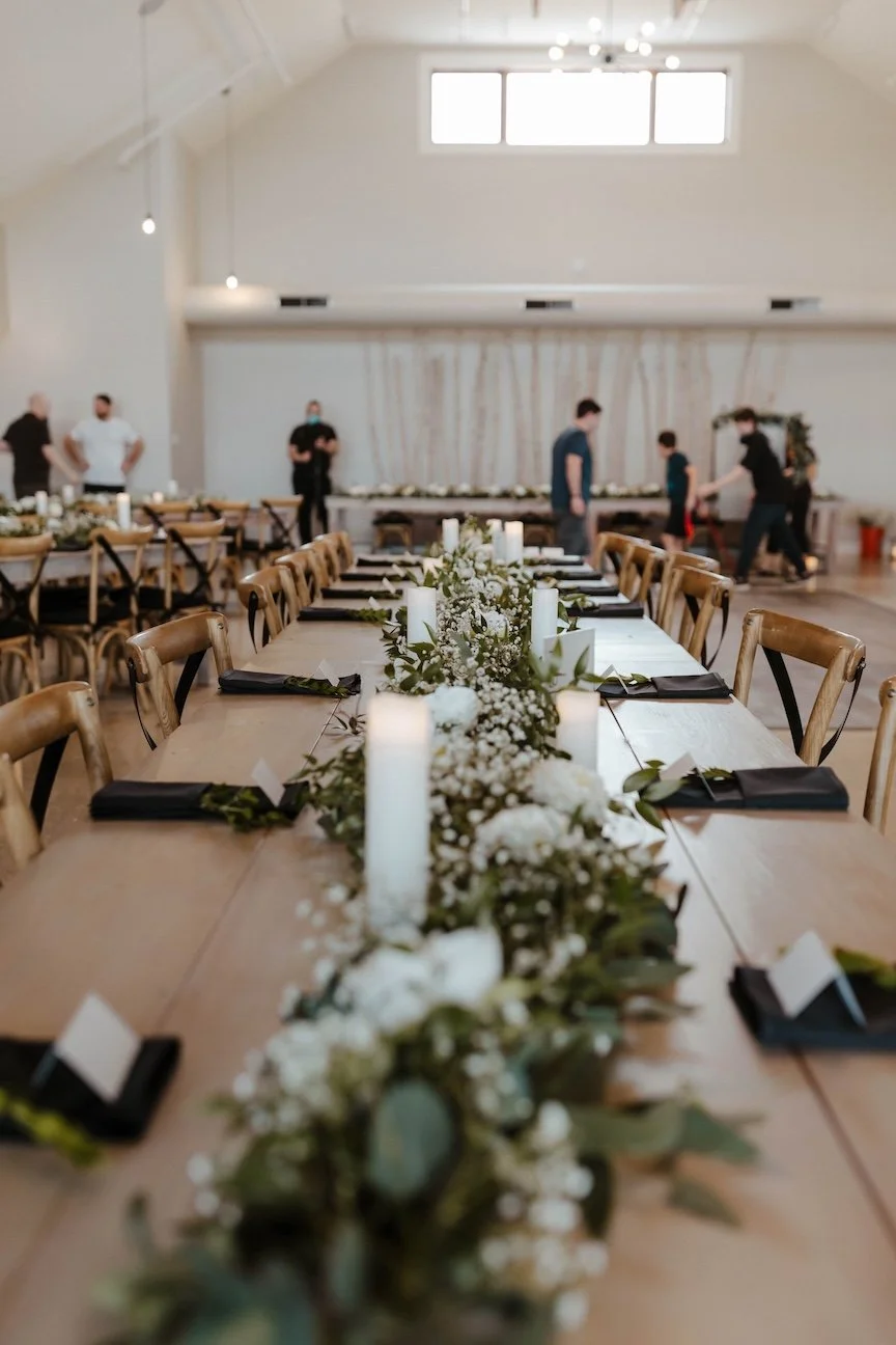 babys breath wedding centerpieces black linen napkins and placecards