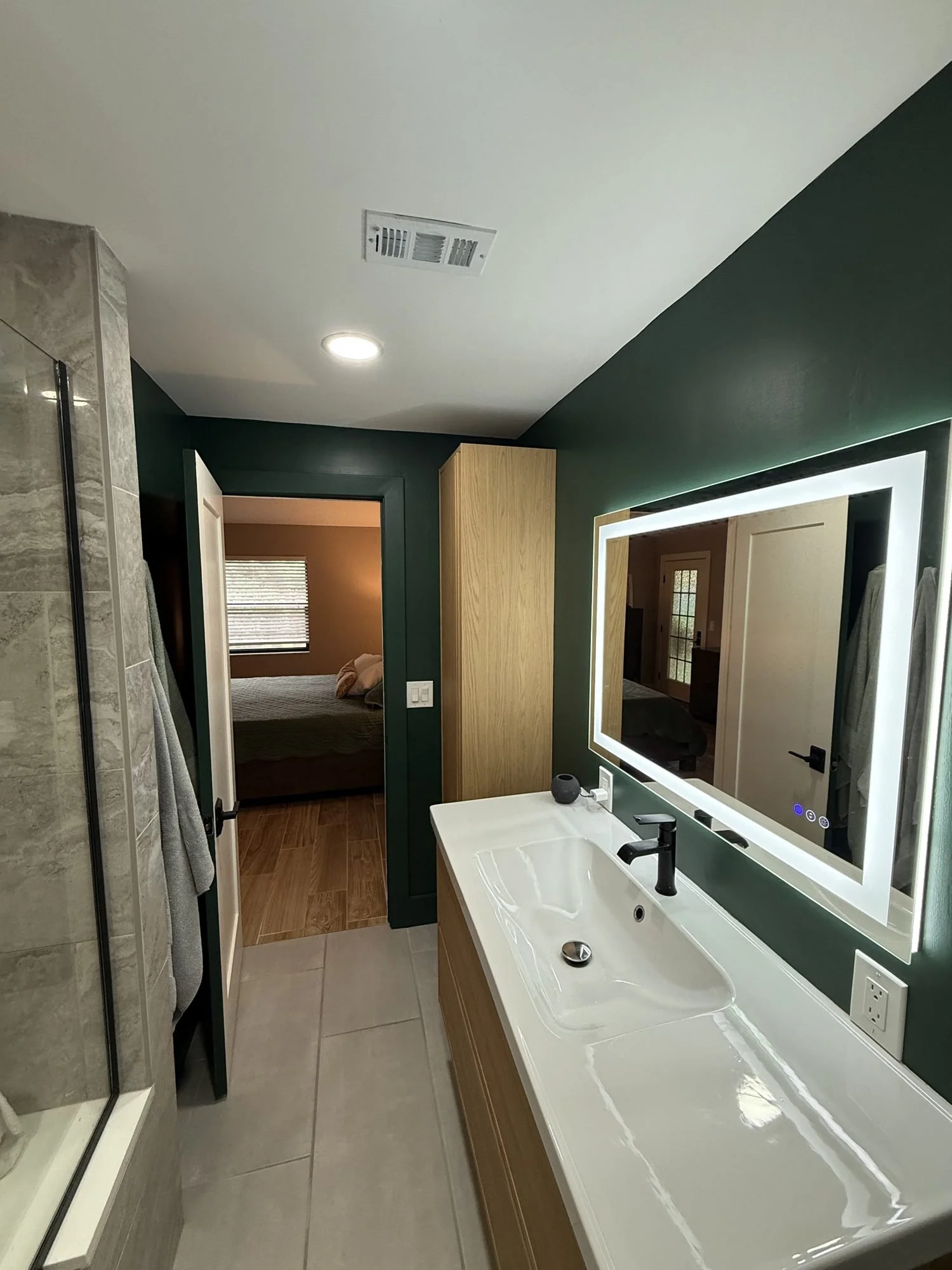 green-bathroom-vanity-led-mirror.jpg