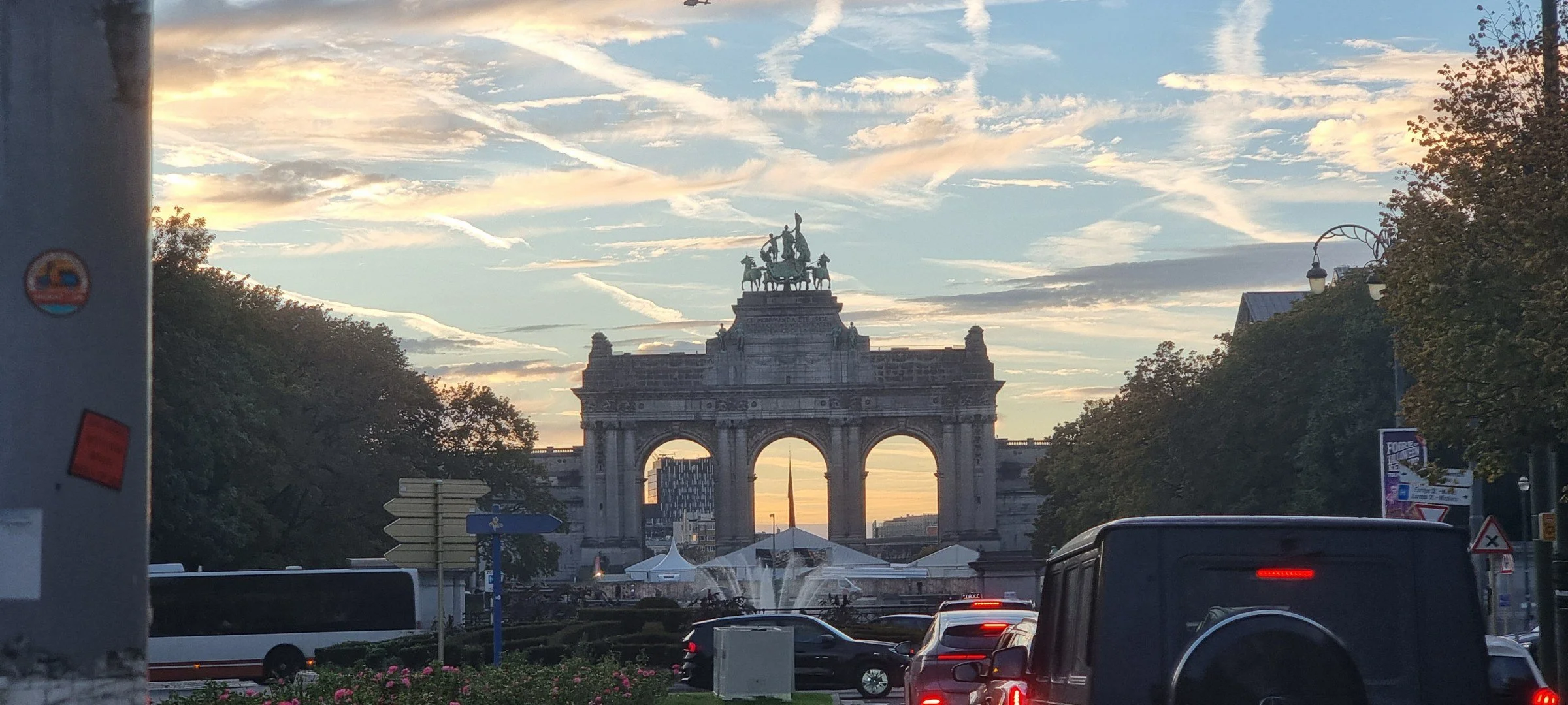 Les arcades du parc du Cinquantenaire au coucher du soleil, à Bruxelles