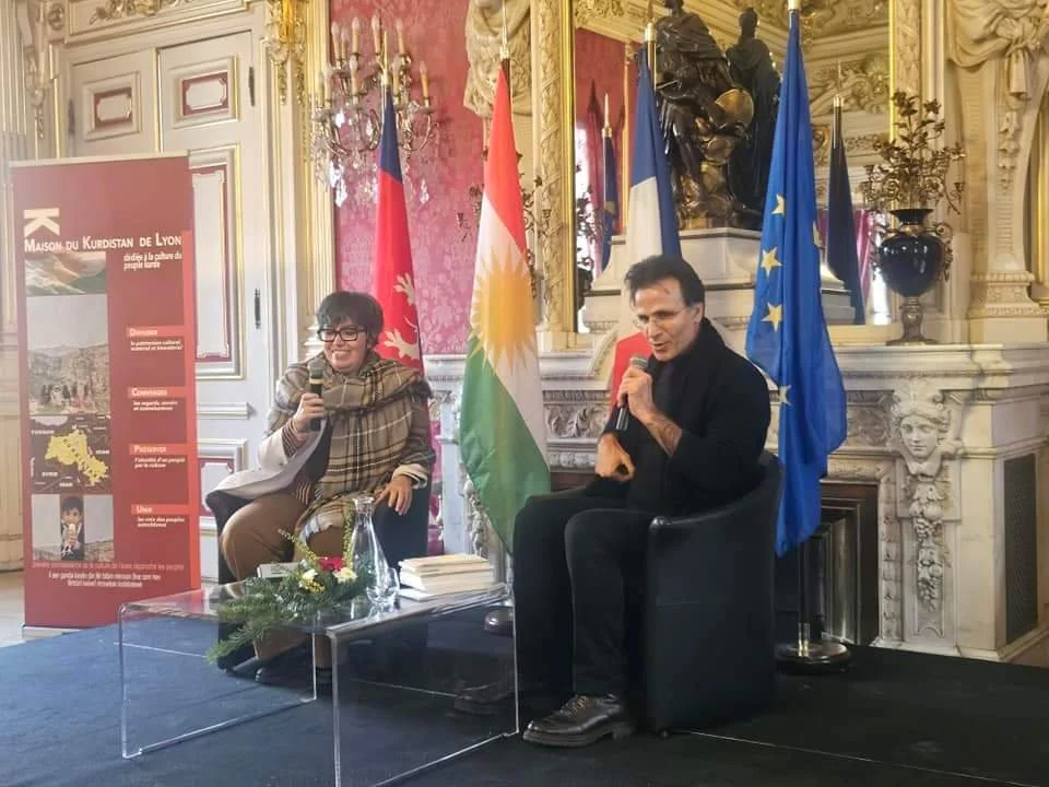 Selene Verri anime une rencontre lors de la Journée de la Culture Kurde à Lyon