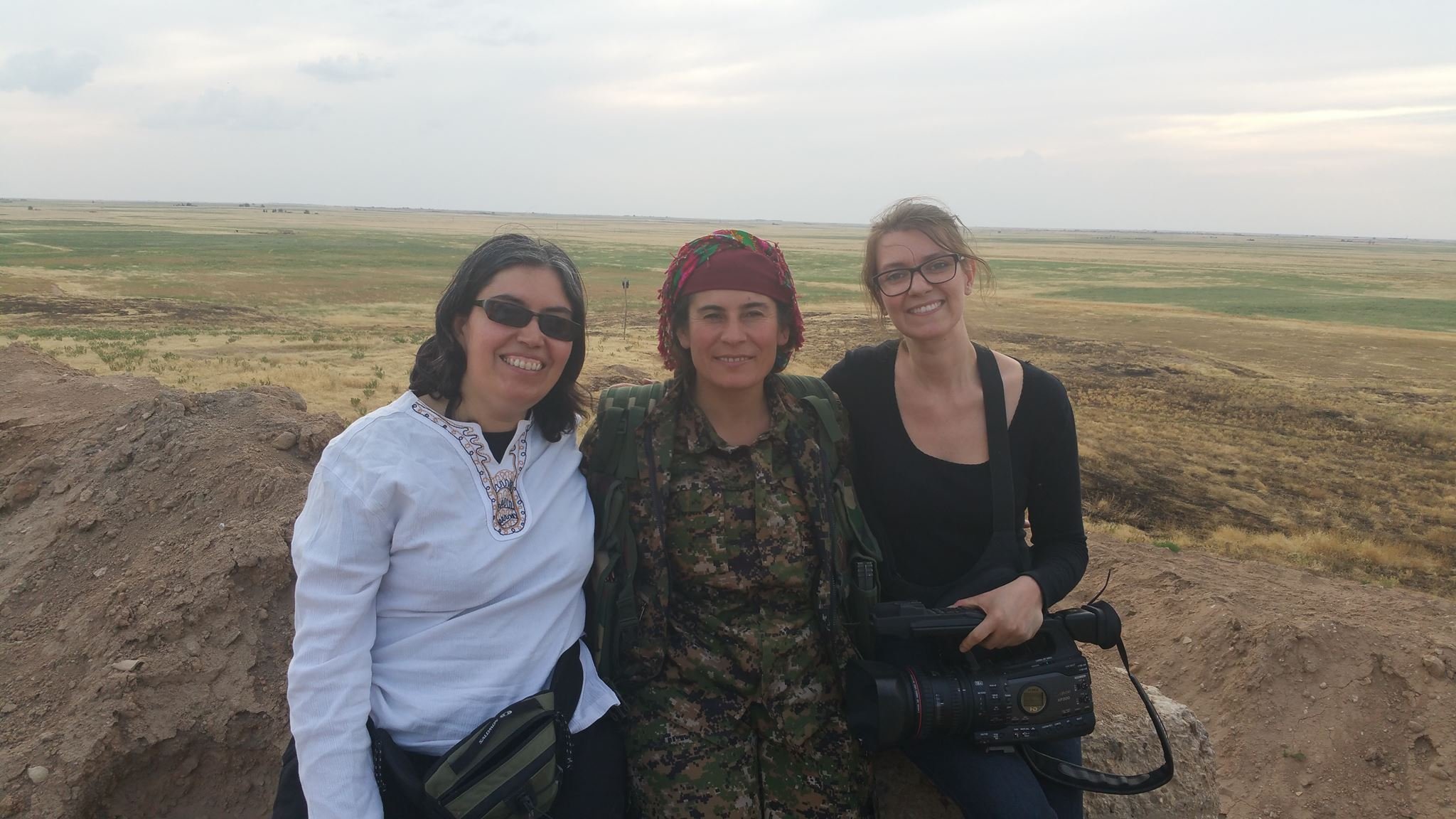 Rojava, 2015 : avec la commandante Çiçek et la cadreuse Magali Magnin, sur le tournage de The Flowers of Rojava.