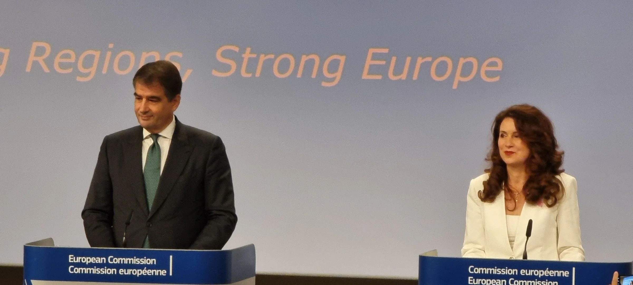 Raffaele Fitto et Kata Tüttő au pupitre lors de la conférence de presse inaugurale de la Semaine européenne des régions et des villes, au siège de la Commission européenne à Bruxelles