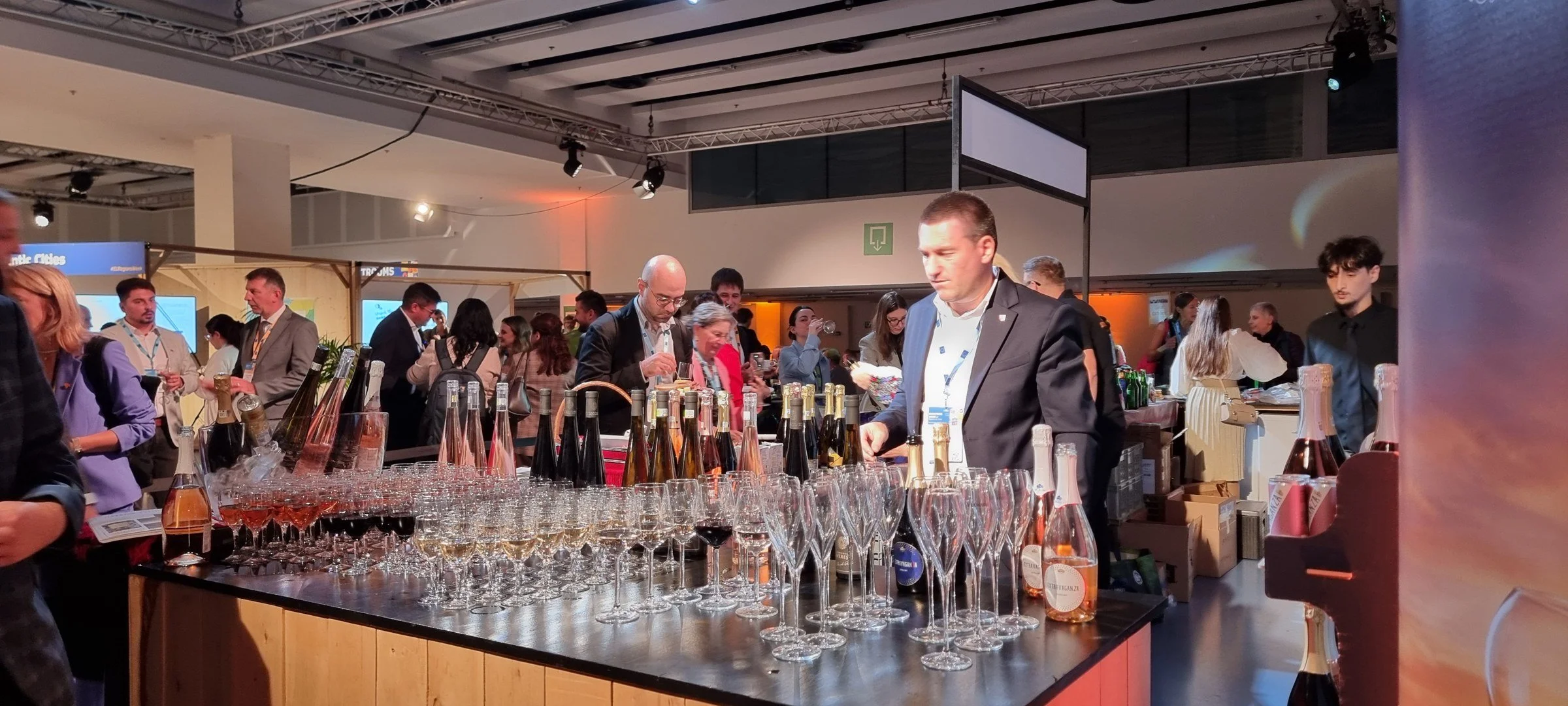 Stand de dégustation de vins et de spécialités régionales à l’exposition de la Semaine européenne des régions et des villes, à Bruxelles